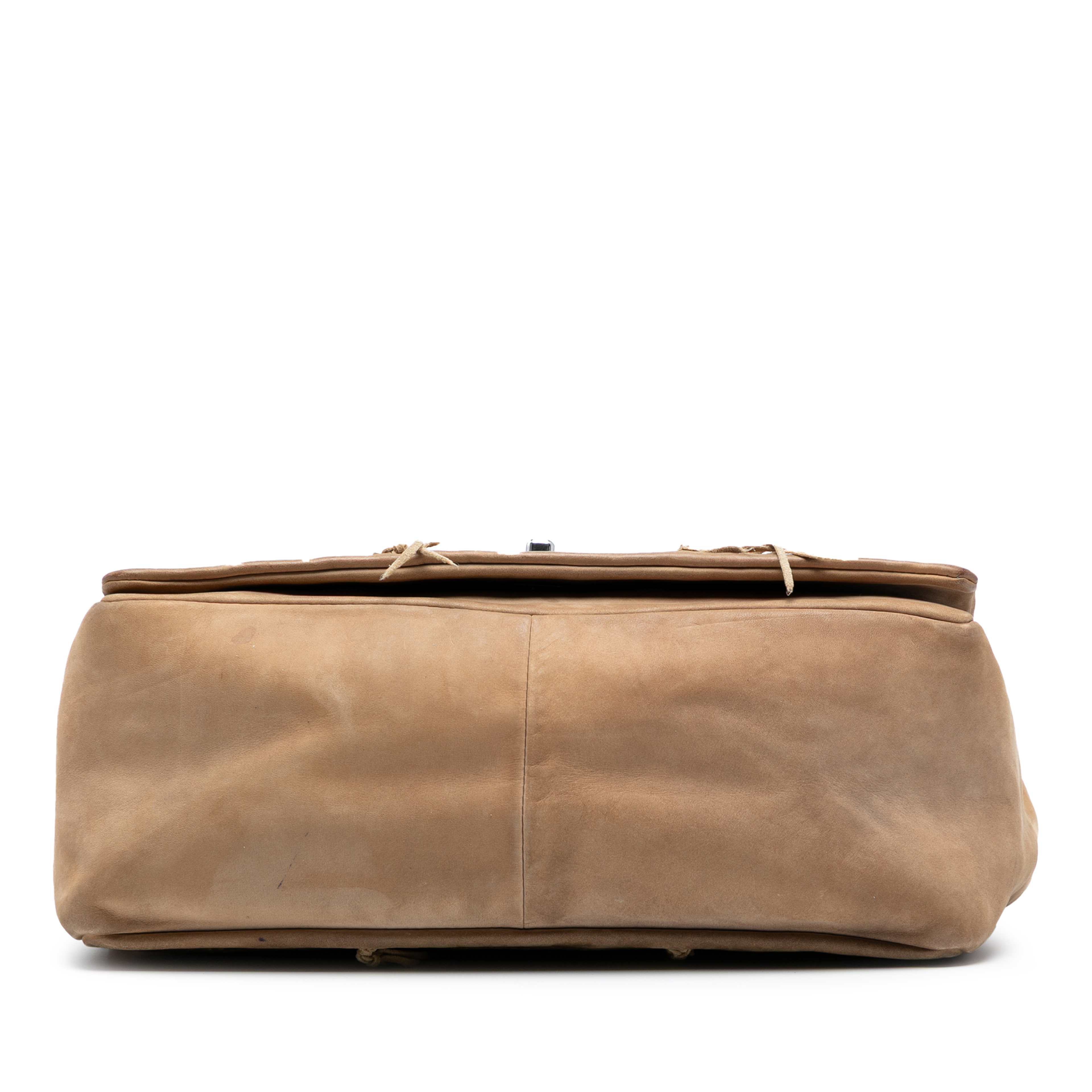 Chanel Perforated Suede Fringe Flap, från Luxclusif, i färgen beige. Klicka för att öppna bilden i stort format