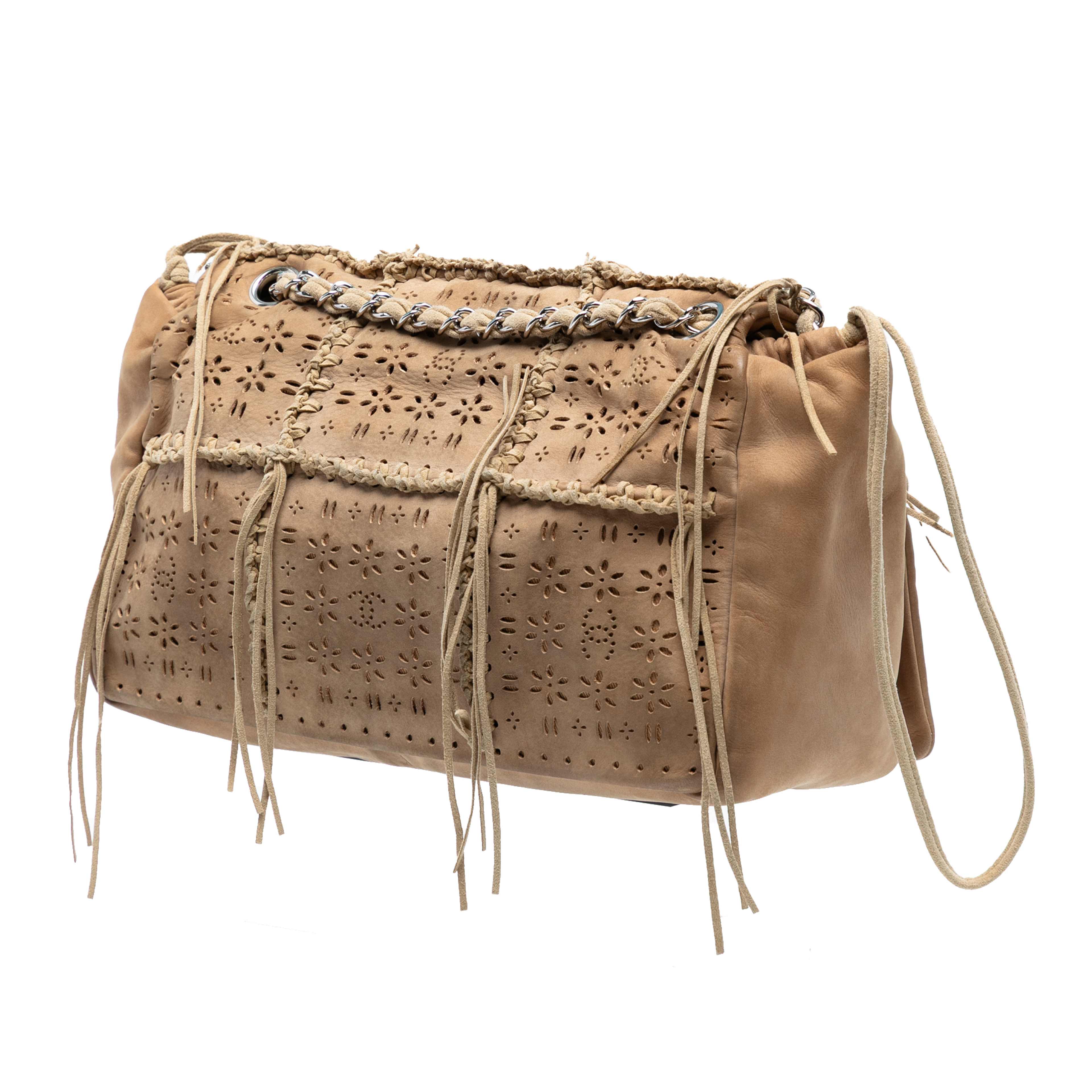 Chanel Perforated Suede Fringe Flap, från Luxclusif, i färgen beige. Klicka för att öppna bilden i stort format