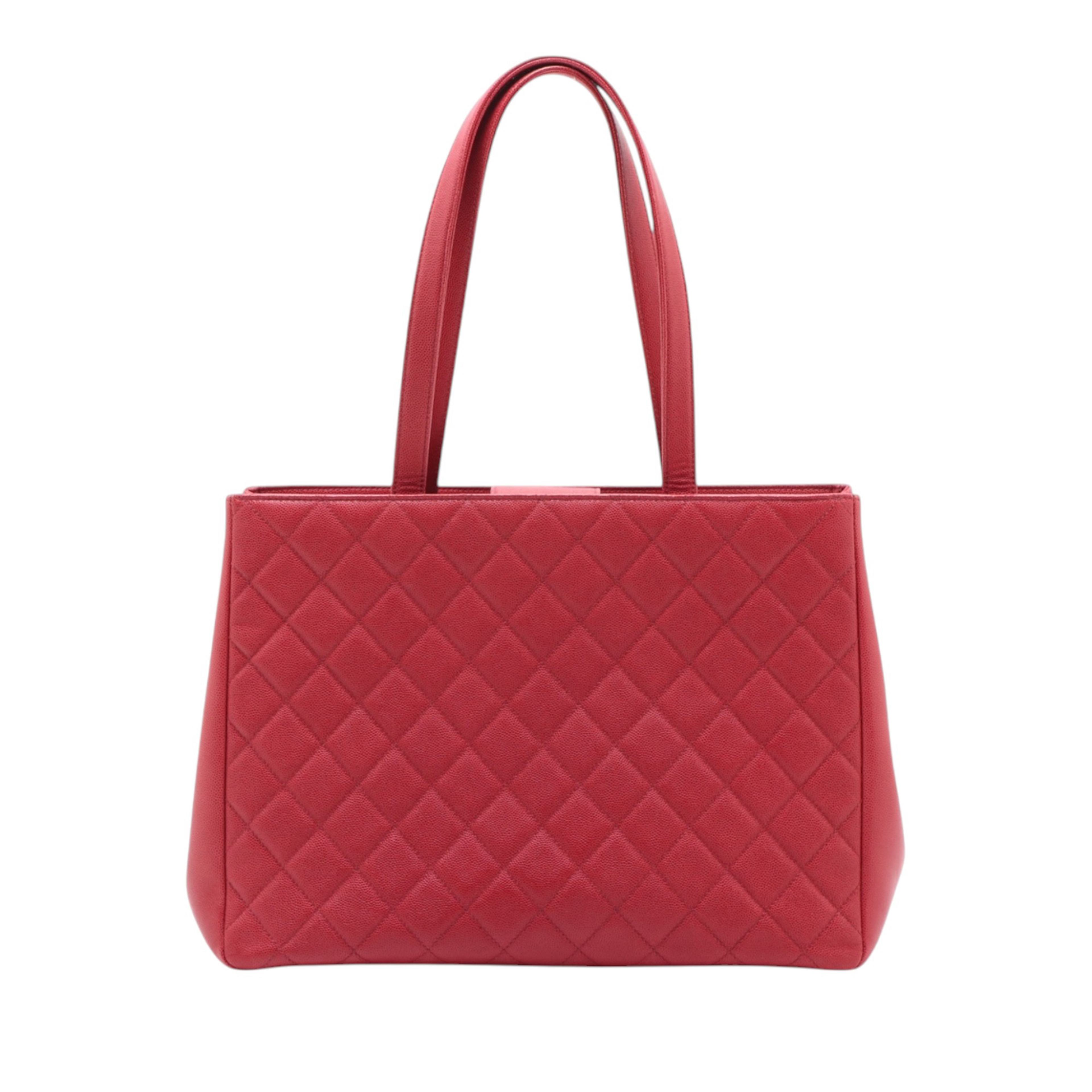 Chanel Quilted Caviar Business Affinity Shopping Tote, från Luxclusif, i färgen röd. Klicka för att öppna bilden i stort format