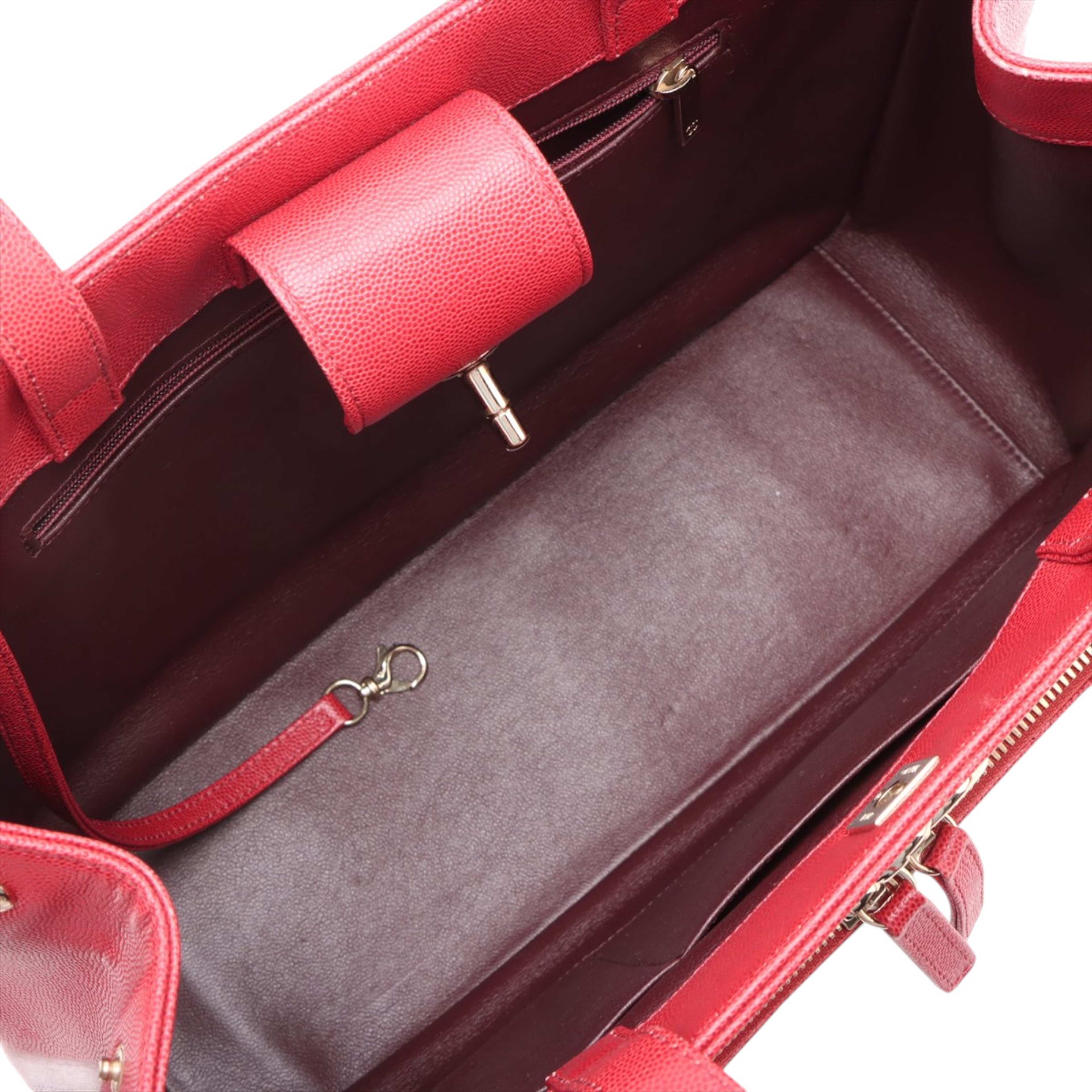 Chanel Quilted Caviar Business Affinity Shopping Tote, från Luxclusif, i färgen red. Klicka för att öppna bilden i stort format