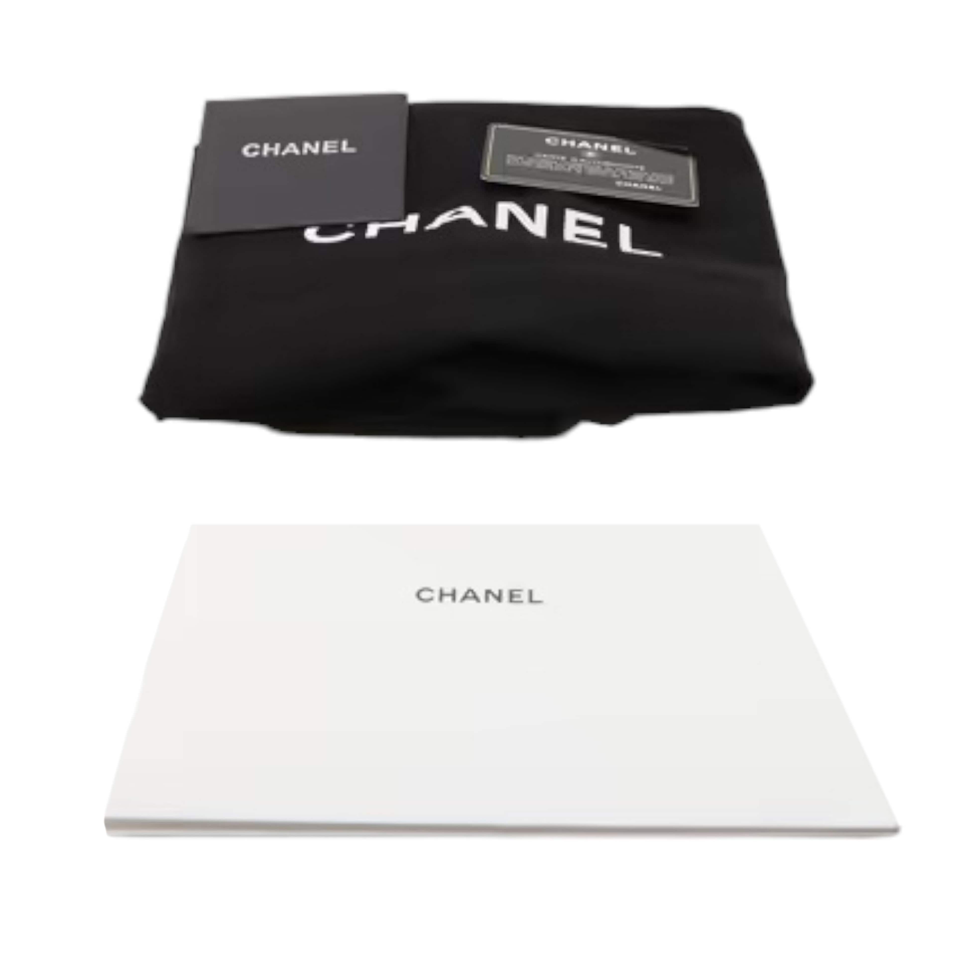 Chanel Quilted Caviar Business Affinity Shopping Tote, från Luxclusif, i färgen röd. Klicka för att öppna bilden i stort format