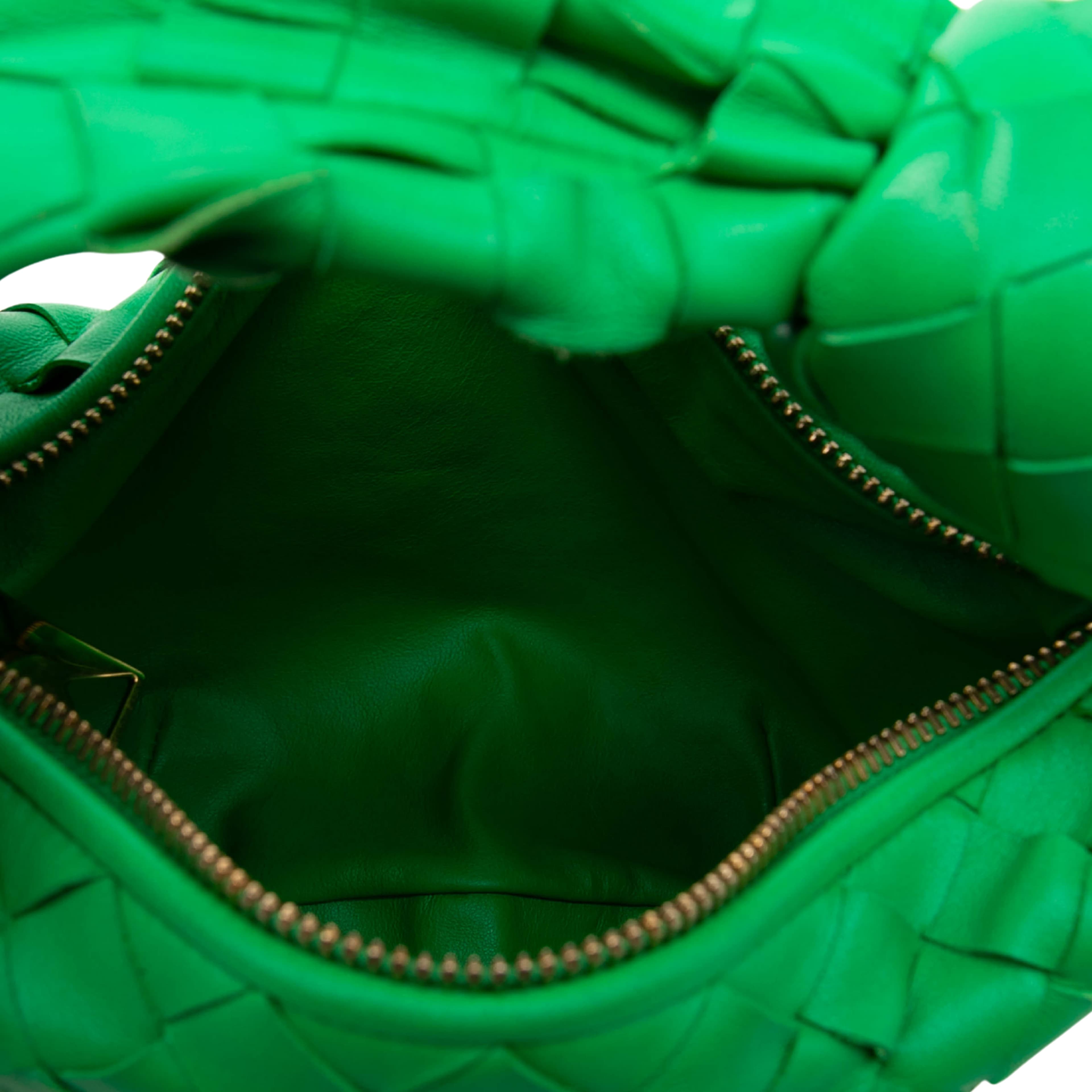 Bottega Veneta Mini Nappa Intrecciato Jodie, från Luxclusif, i färgen grön. Klicka för att öppna bilden i stort format