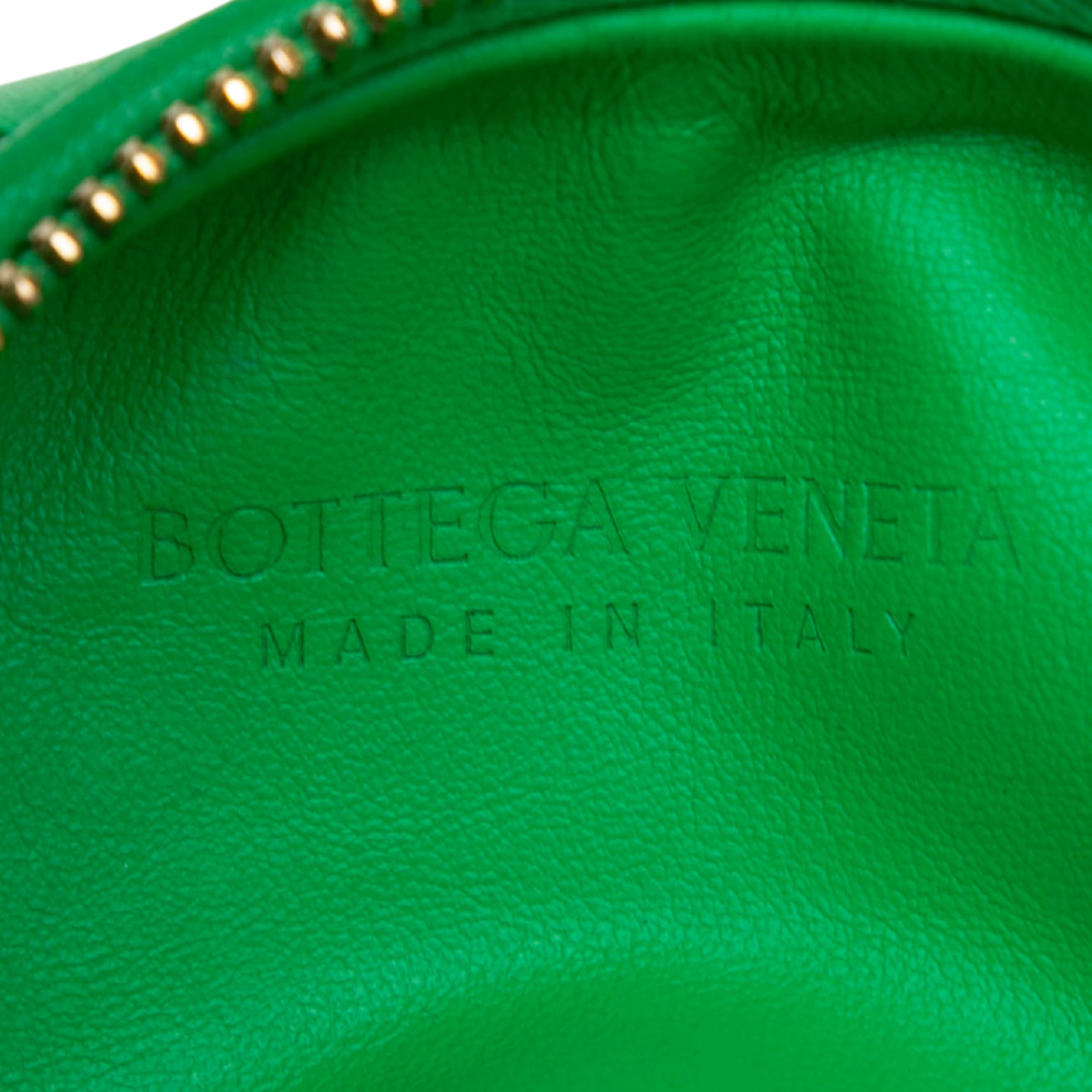 Bottega Veneta Mini Nappa Intrecciato Jodie, från Luxclusif, i färgen grön. Klicka för att öppna bilden i stort format