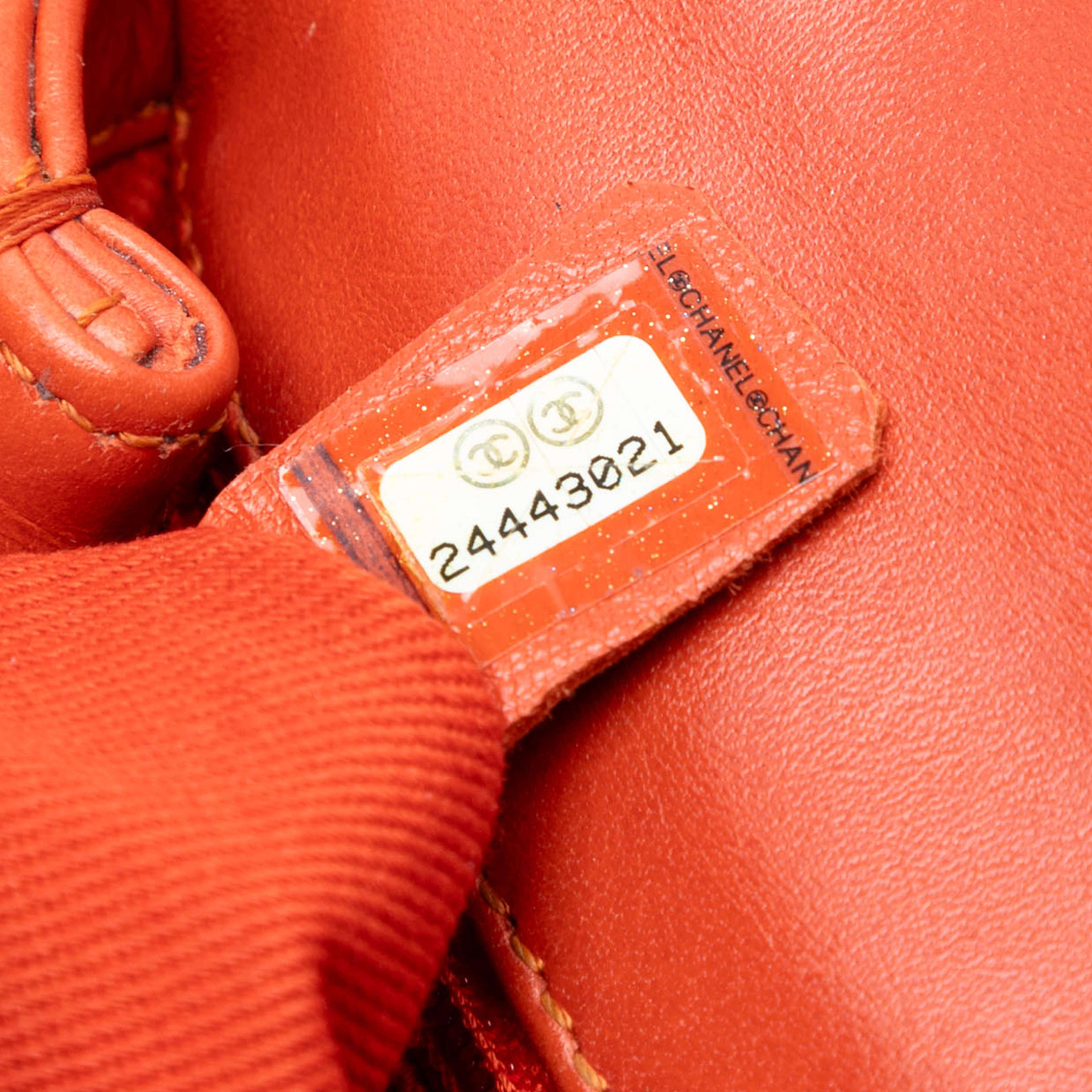 Chanel Mini Chevron Lambskin Coco Top Handle Bag, från Luxclusif, i färgen dark orange. Klicka för att öppna bilden i stort format