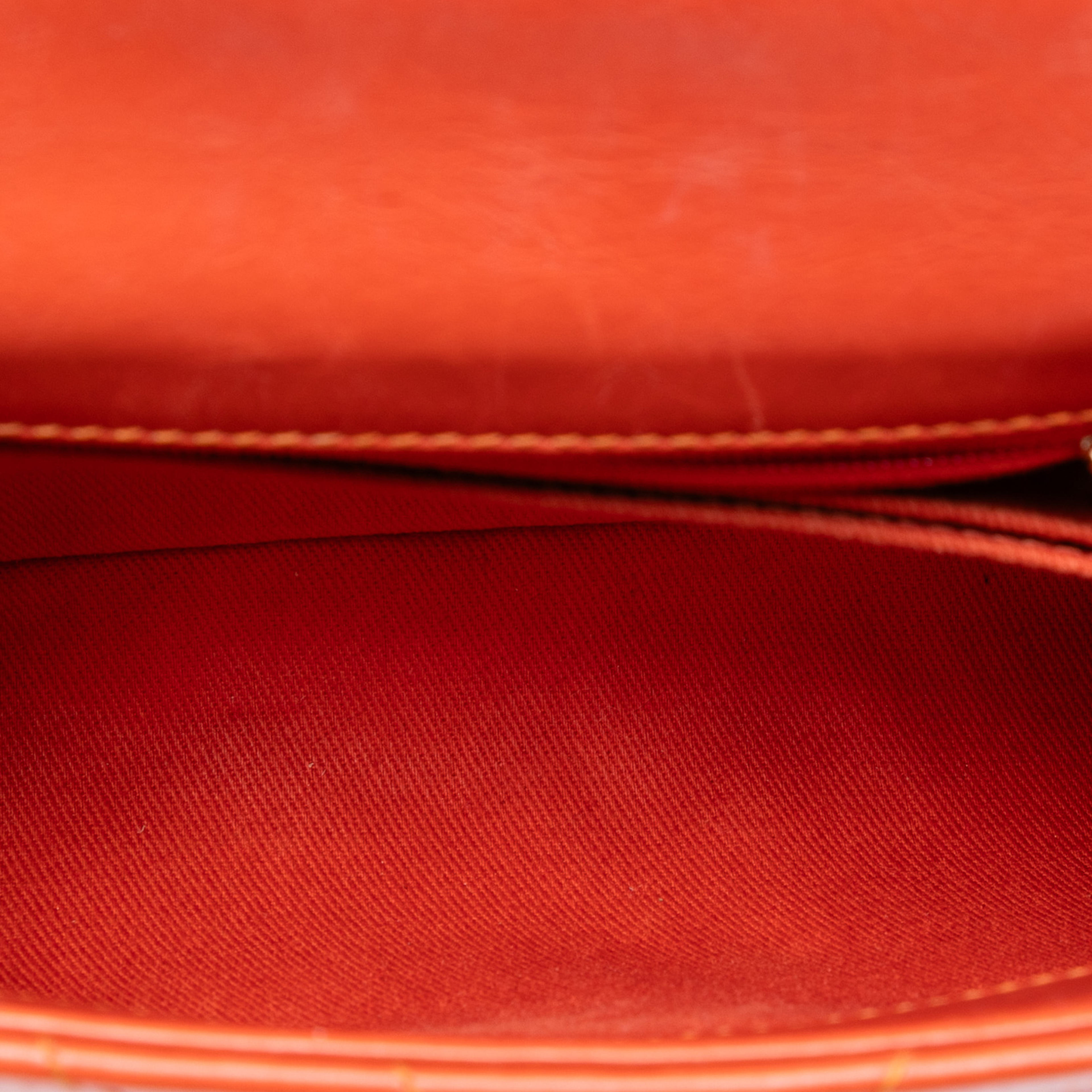 Chanel Mini Chevron Lambskin Coco Top Handle Bag, från Luxclusif, i färgen dark orange. Klicka för att öppna bilden i stort format