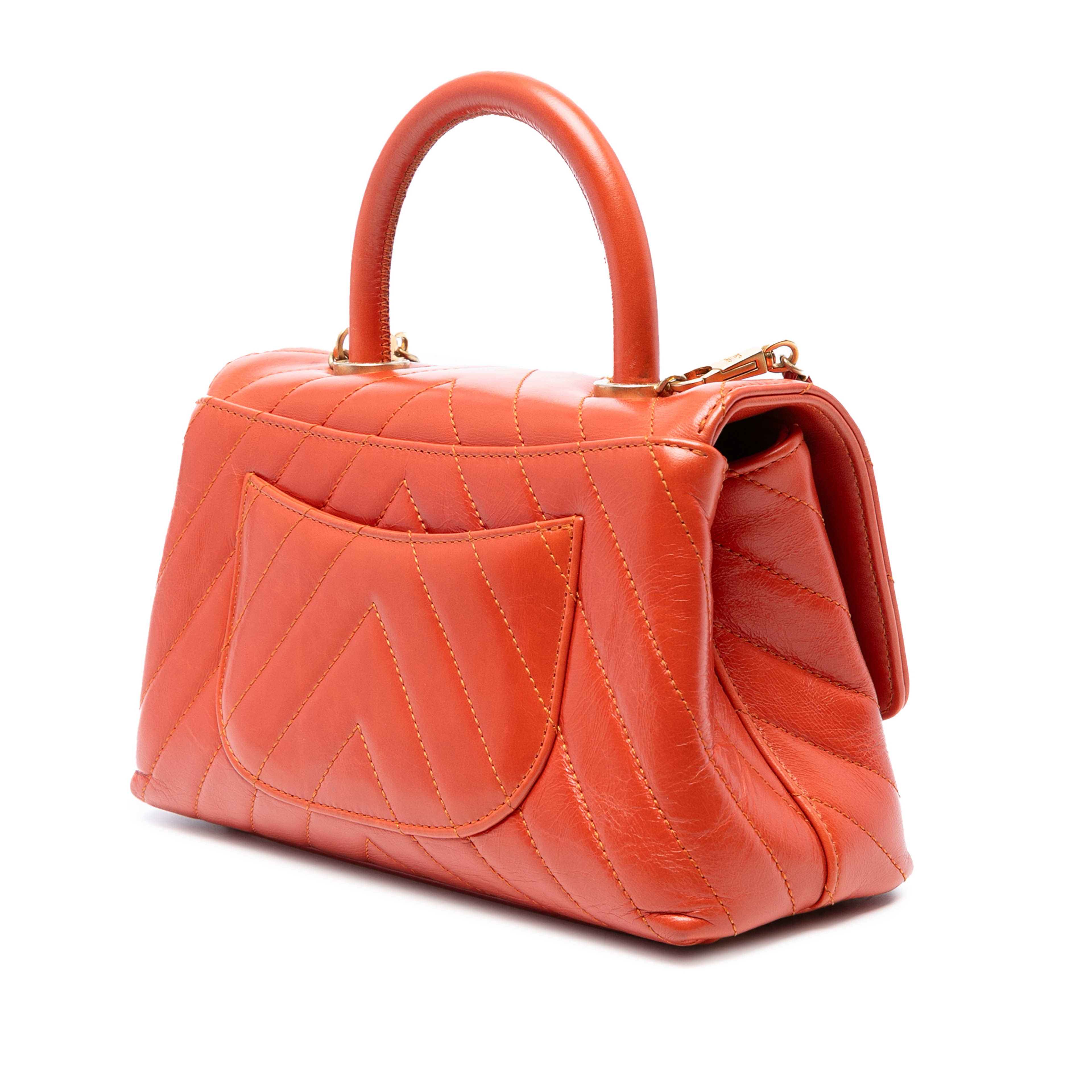 Chanel Mini Chevron Lambskin Coco Top Handle Bag, från Luxclusif, i färgen dark orange. Klicka för att öppna bilden i stort format