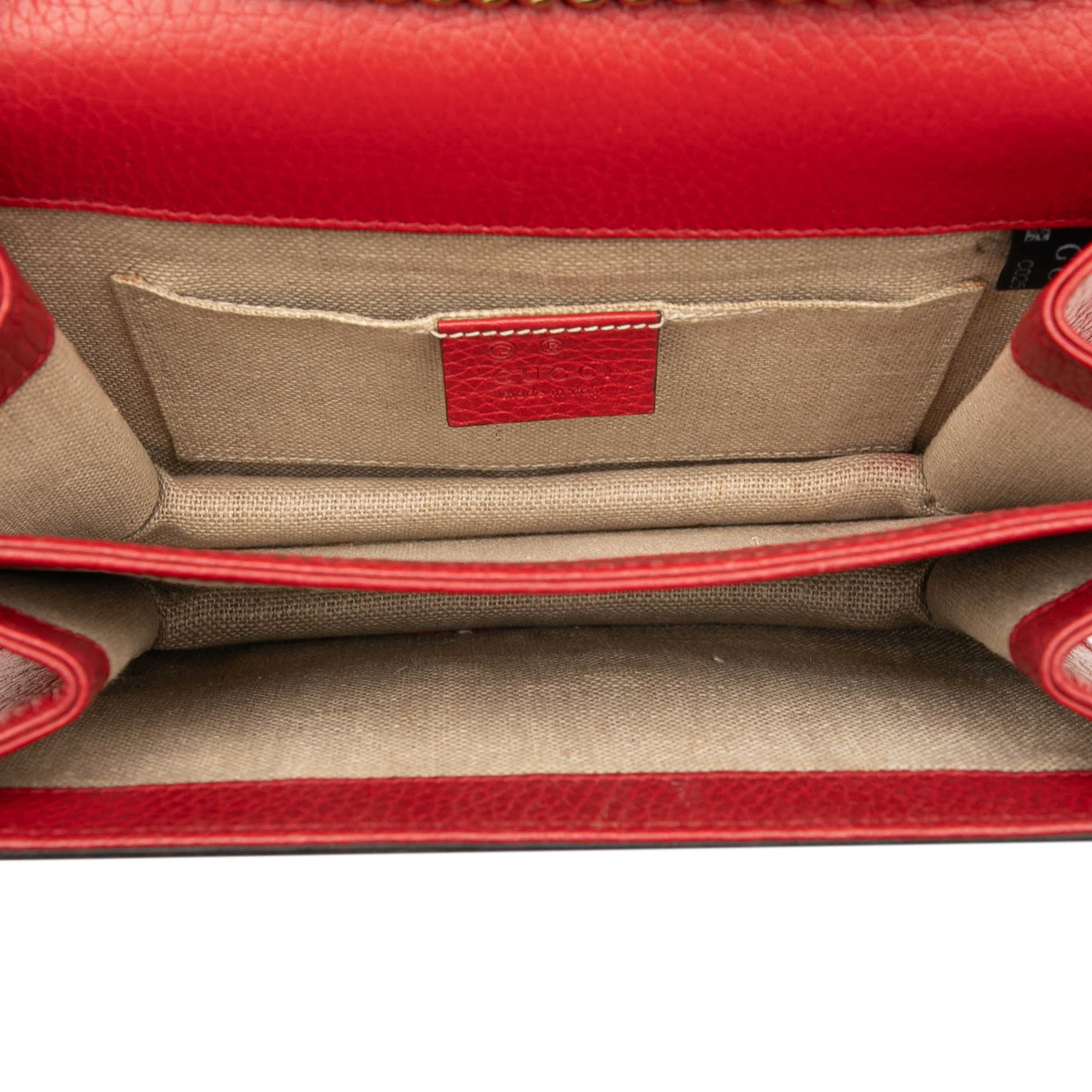 Gucci Small Dollar Calfskin Interlocking G Crossbody, från Luxclusif, i färgen red. Klicka för att öppna bilden i stort format