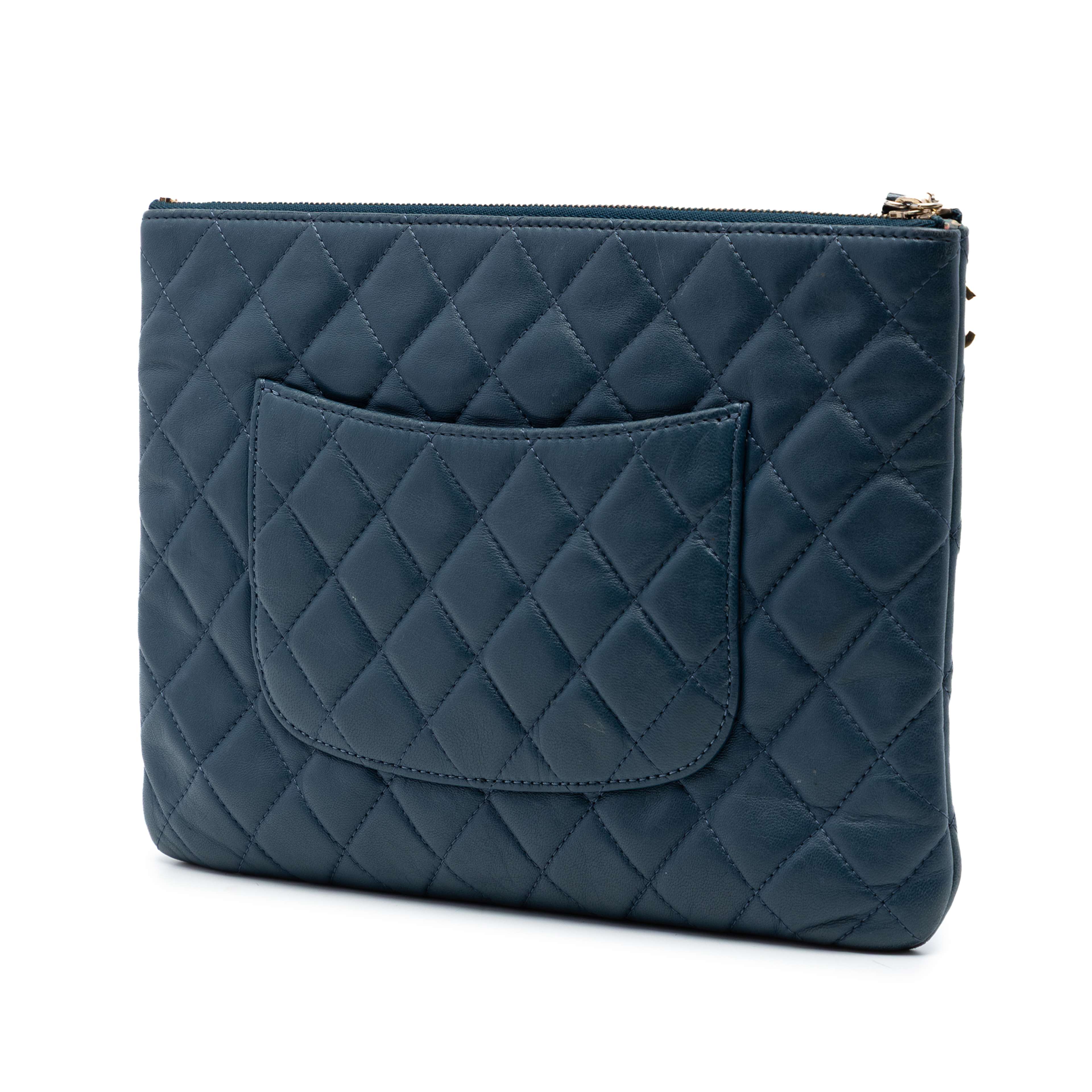 Chanel Medium Quilted Lambskin Cuba La Habana O Case Clutch, från Luxclusif, i färgen blå. Klicka för att öppna bilden i stort format
