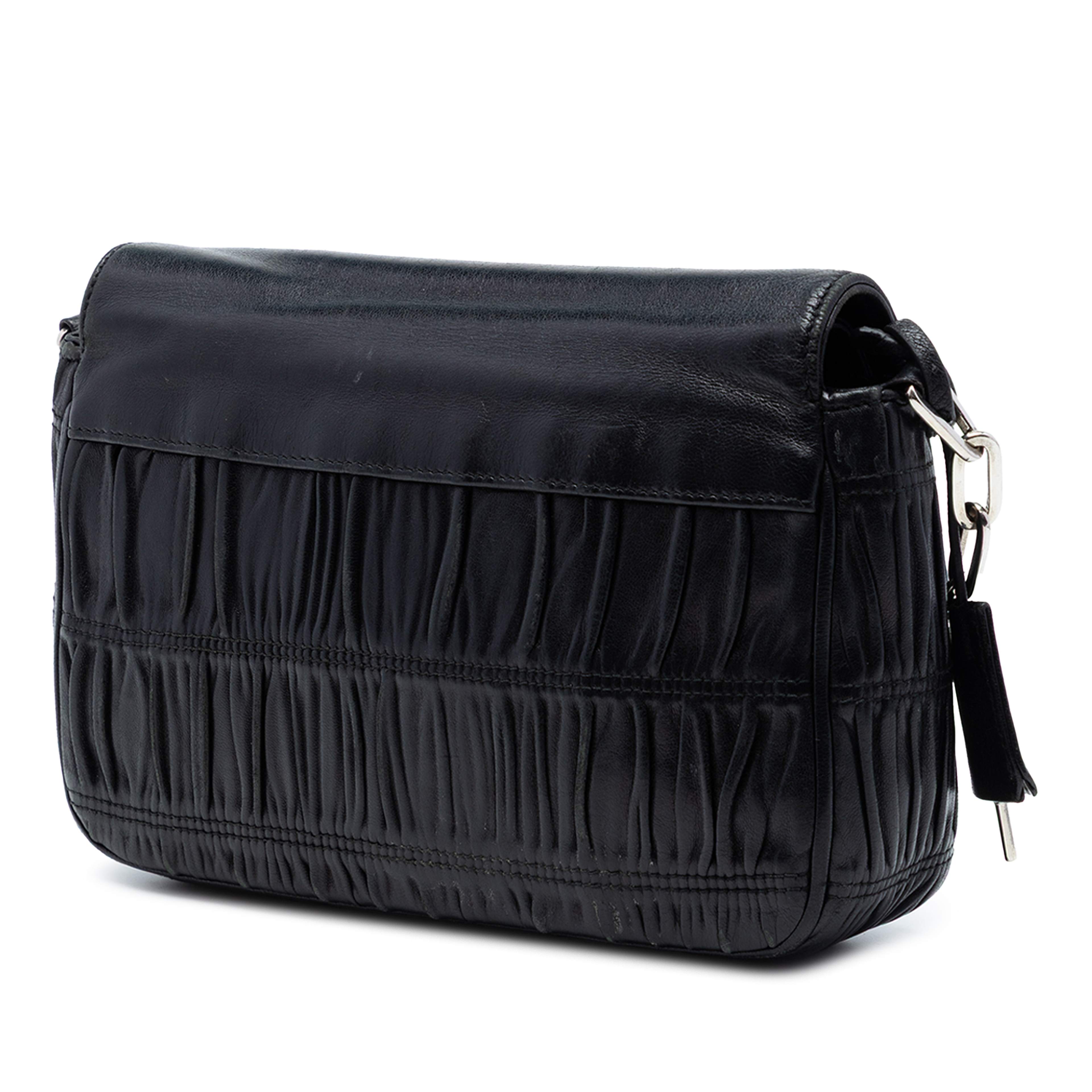 Prada Nappa Gaufre Sound Lock Shoulder Bag, från Luxclusif, i färgen svart. Klicka för att öppna bilden i stort format
