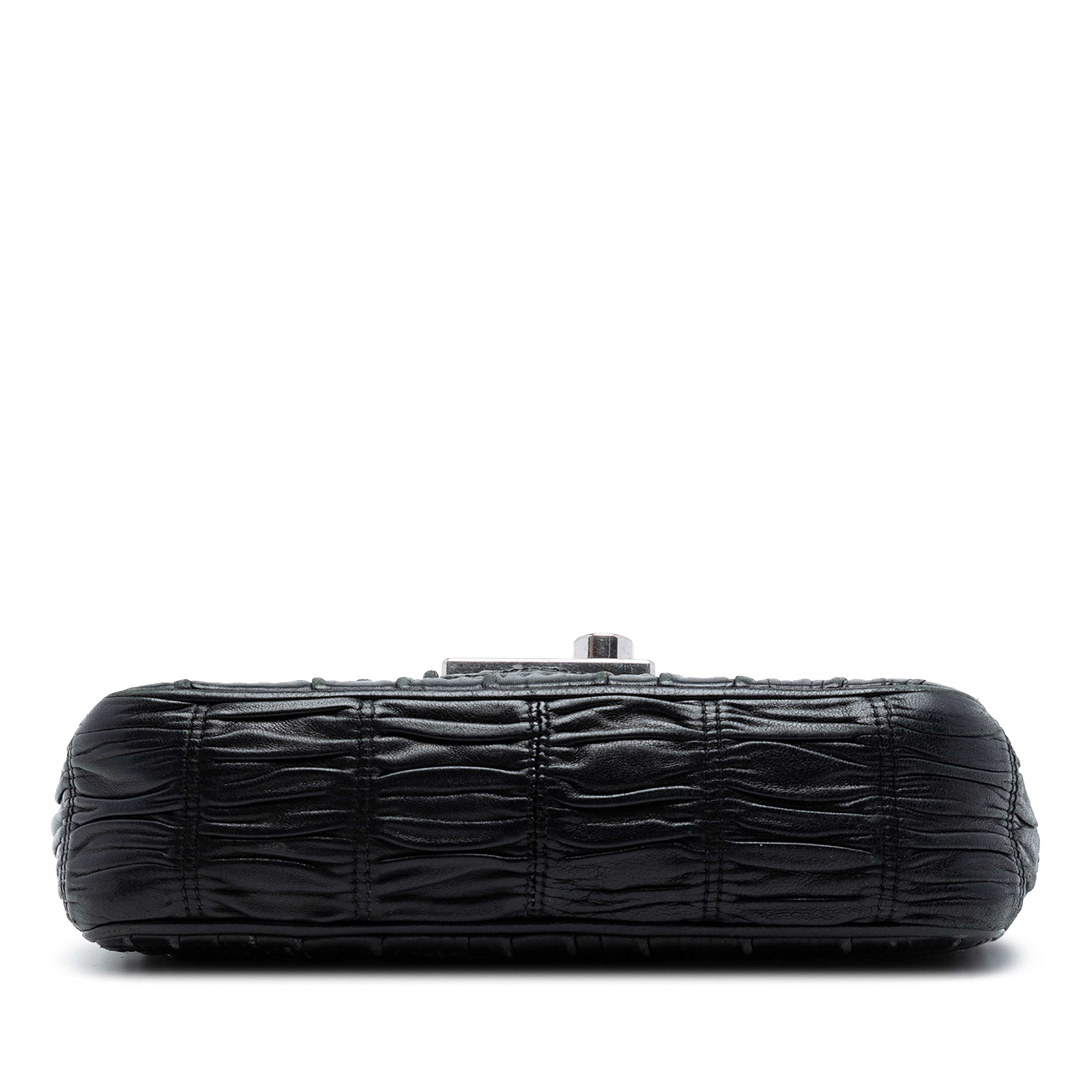 Prada Nappa Gaufre Sound Lock Shoulder Bag, från Luxclusif, i färgen svart. Klicka för att öppna bilden i stort format