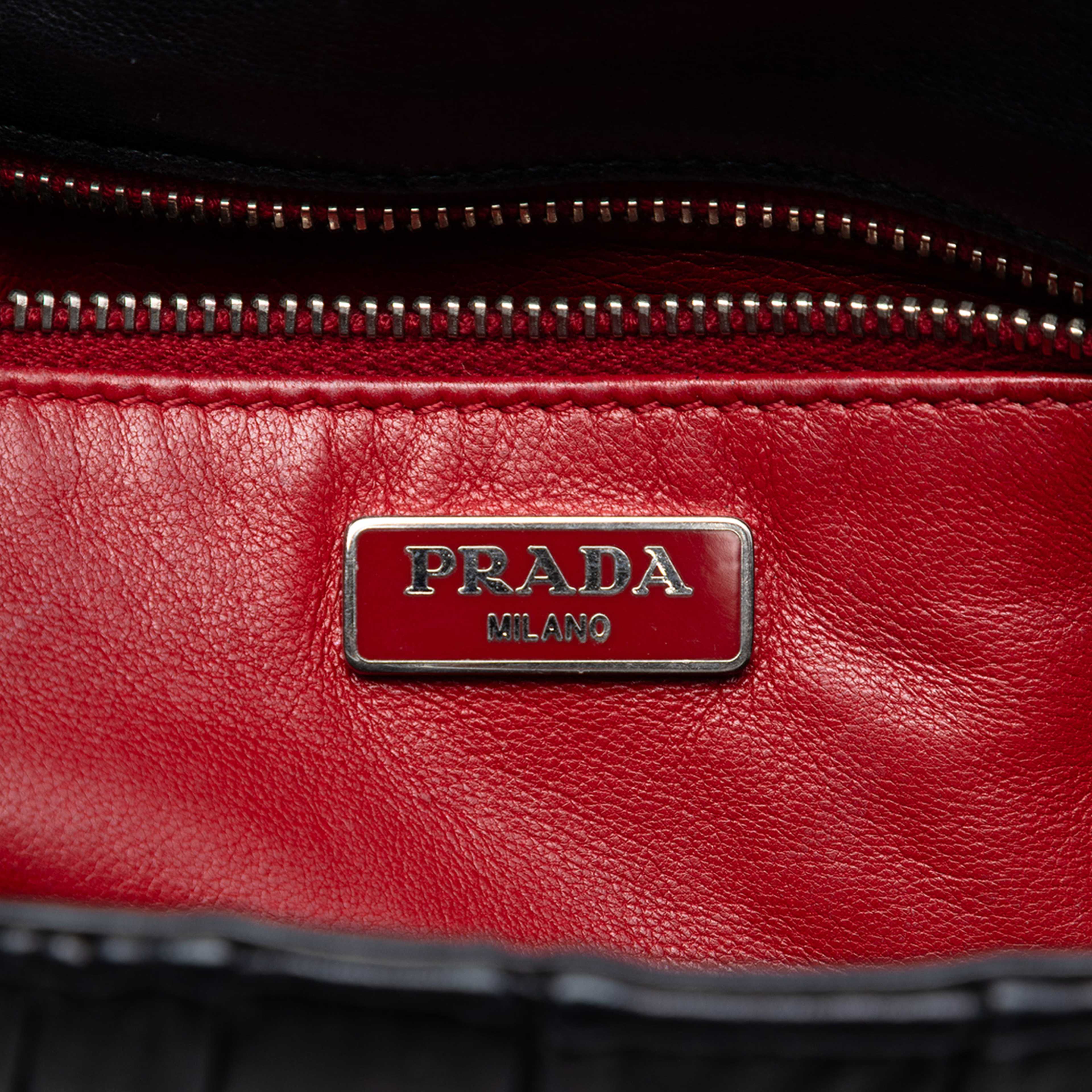 Prada Nappa Gaufre Sound Lock Shoulder Bag, från Luxclusif, i färgen svart. Klicka för att öppna bilden i stort format