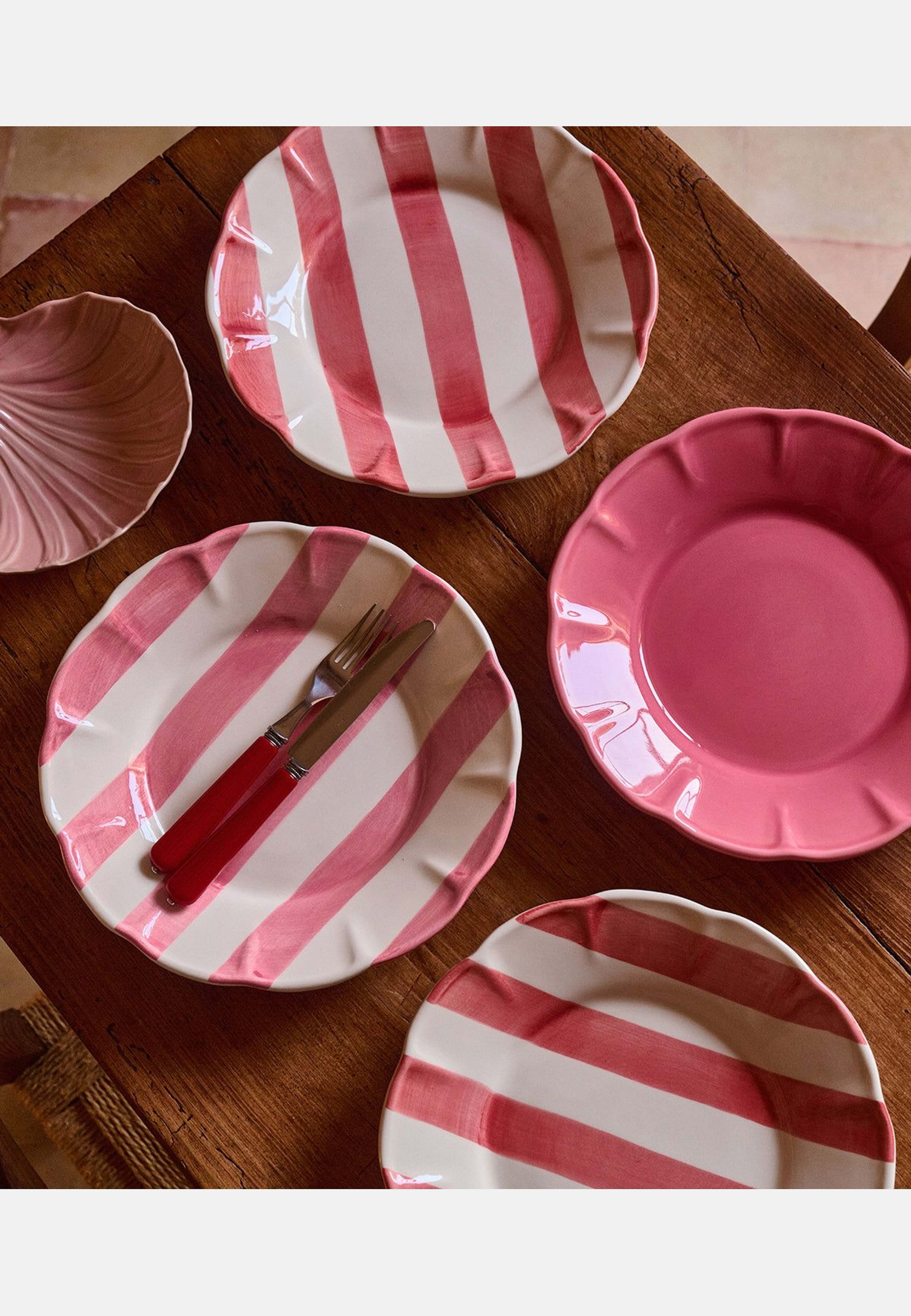 Stripe Tallrik - 28 Cm, från Pick A Poppy, i färgen dark pink. Klicka för att öppna bilden i stort format