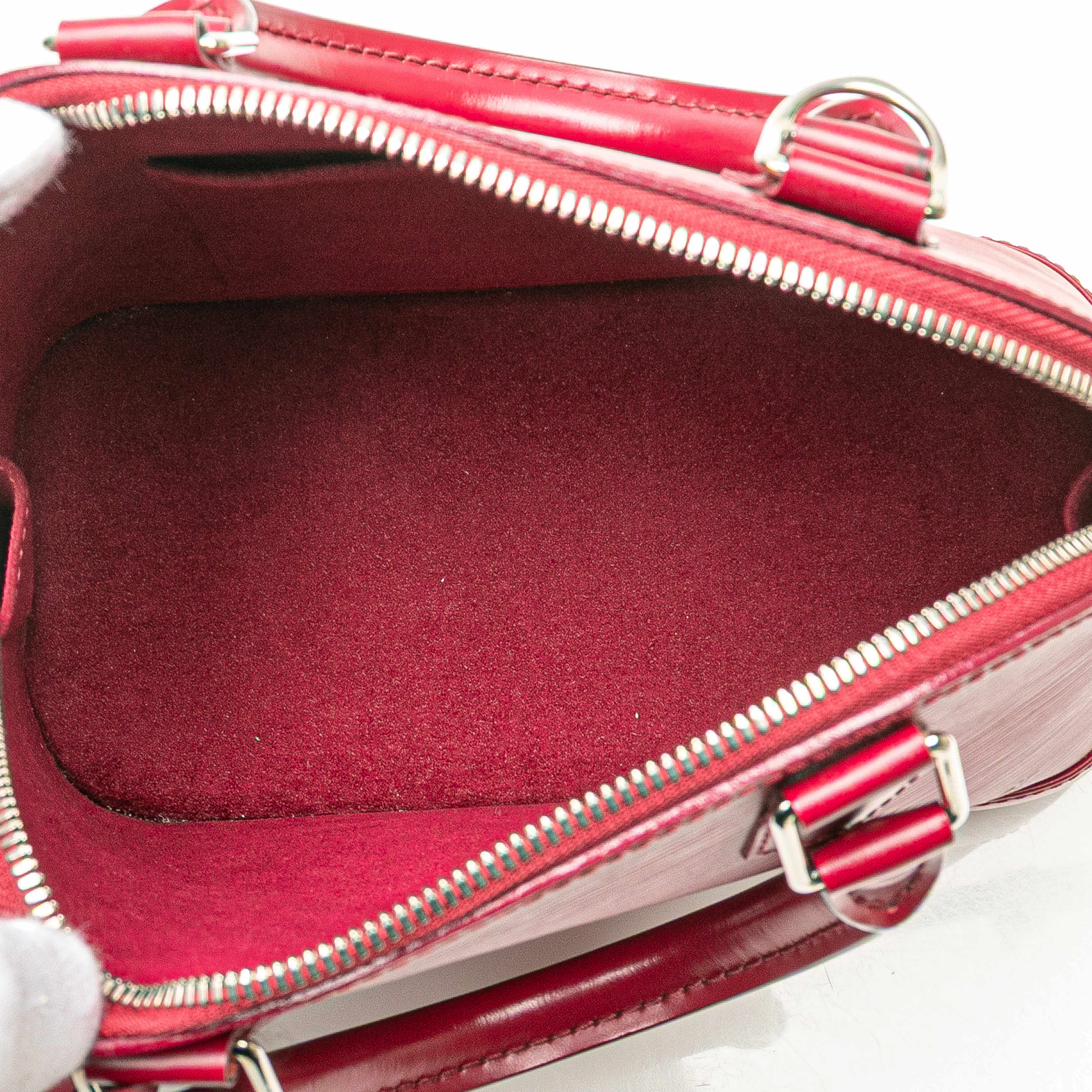 Louis Vuitton Epi Alma Bb, från Luxclusif, i färgen dark pink.