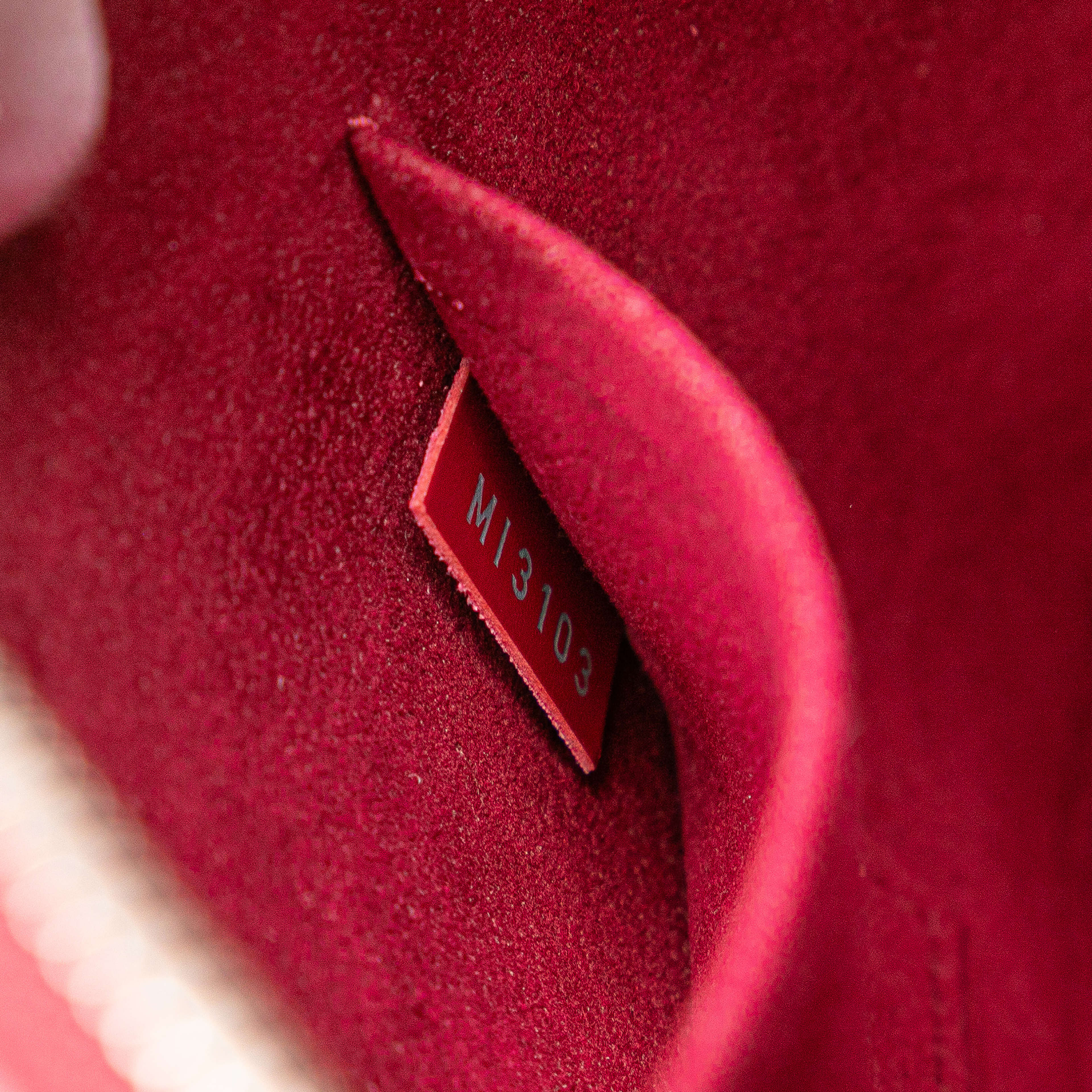 Louis Vuitton Epi Alma Bb, från Luxclusif, i färgen dark pink.
