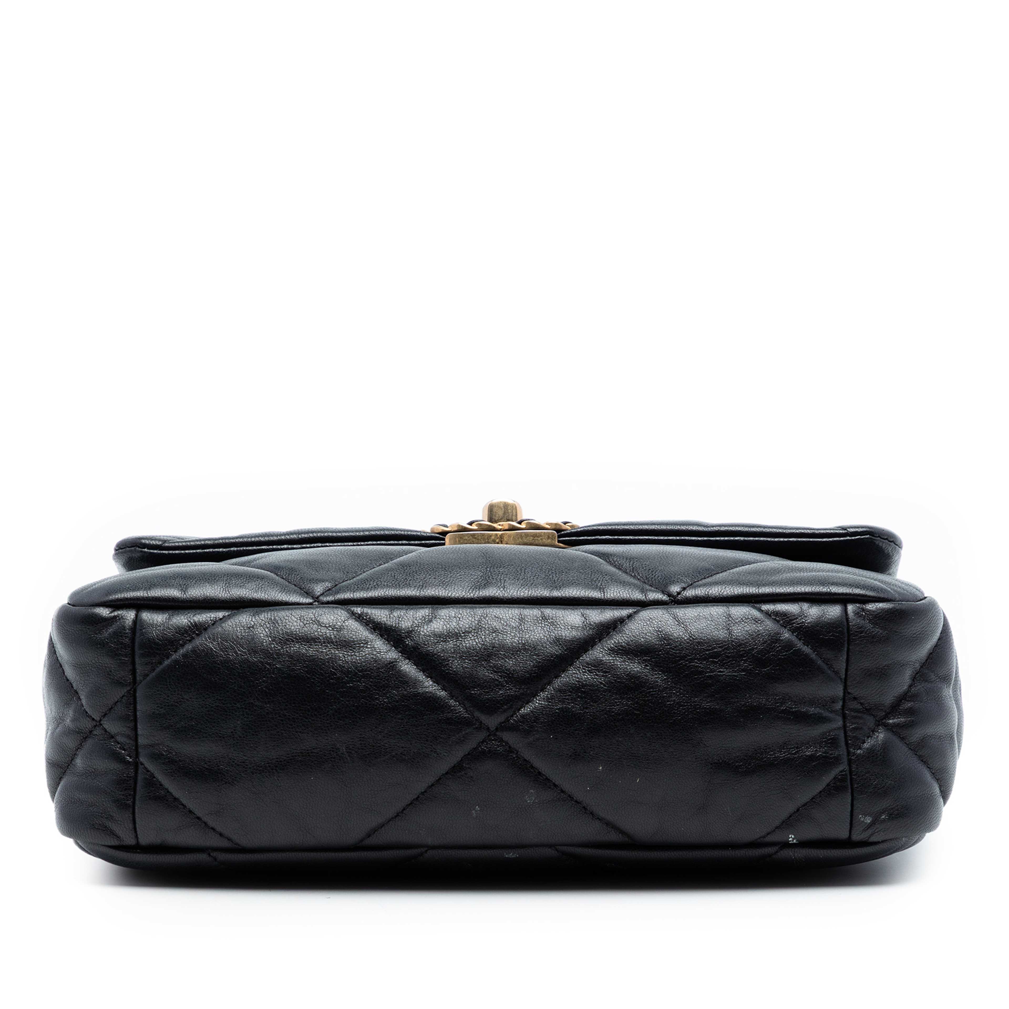 Chanel Medium Lambskin 19 Flap, från Luxclusif, i färgen black. Klicka för att öppna bilden i stort format