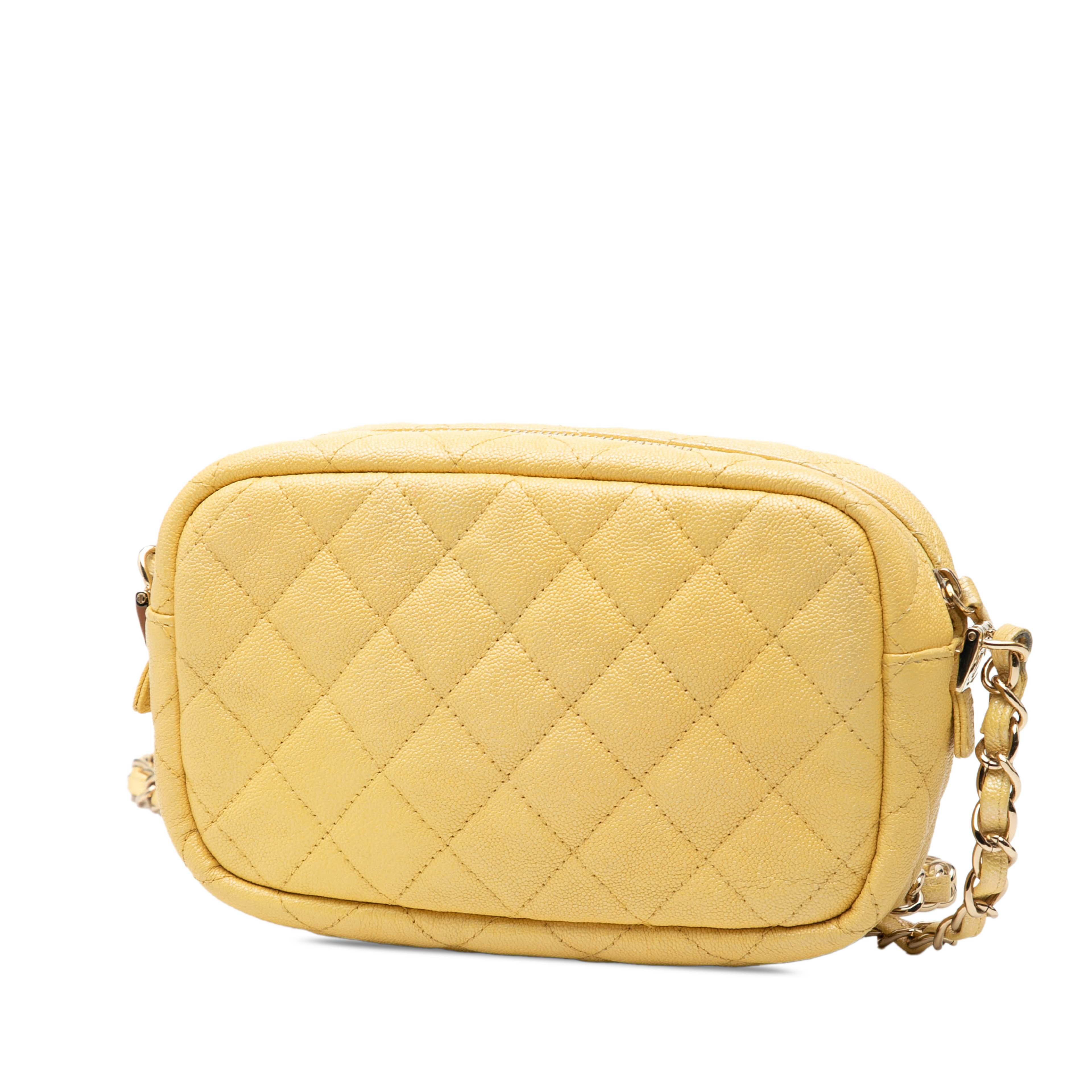Chanel Mini Quilted Iridescent Caviar Camera Case, från Luxclusif, i färgen mustard. Klicka för att öppna bilden i stort format