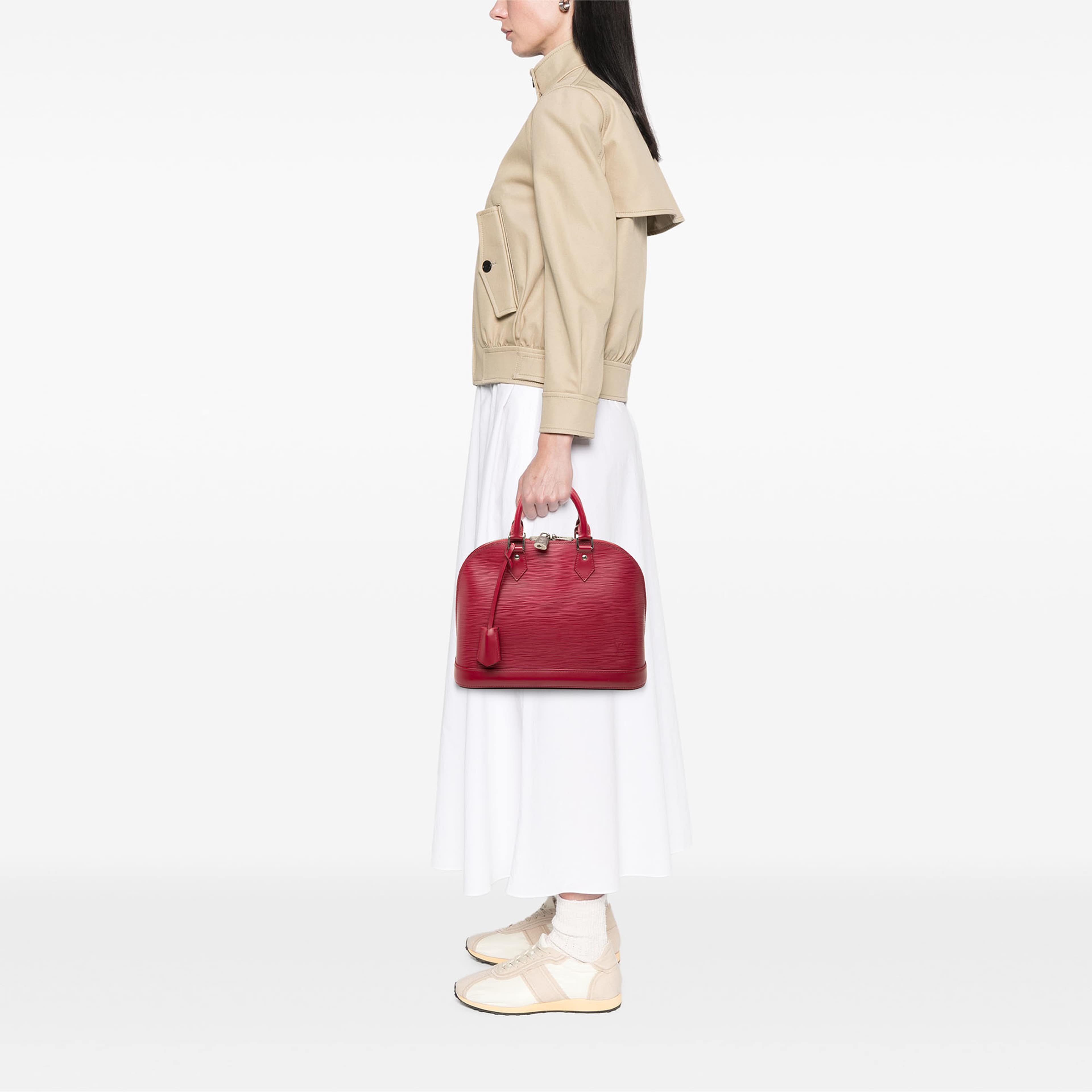 Louis Vuitton Epi Alma Pm, från Luxclusif, i färgen röd. Klicka för att öppna bilden i stort format