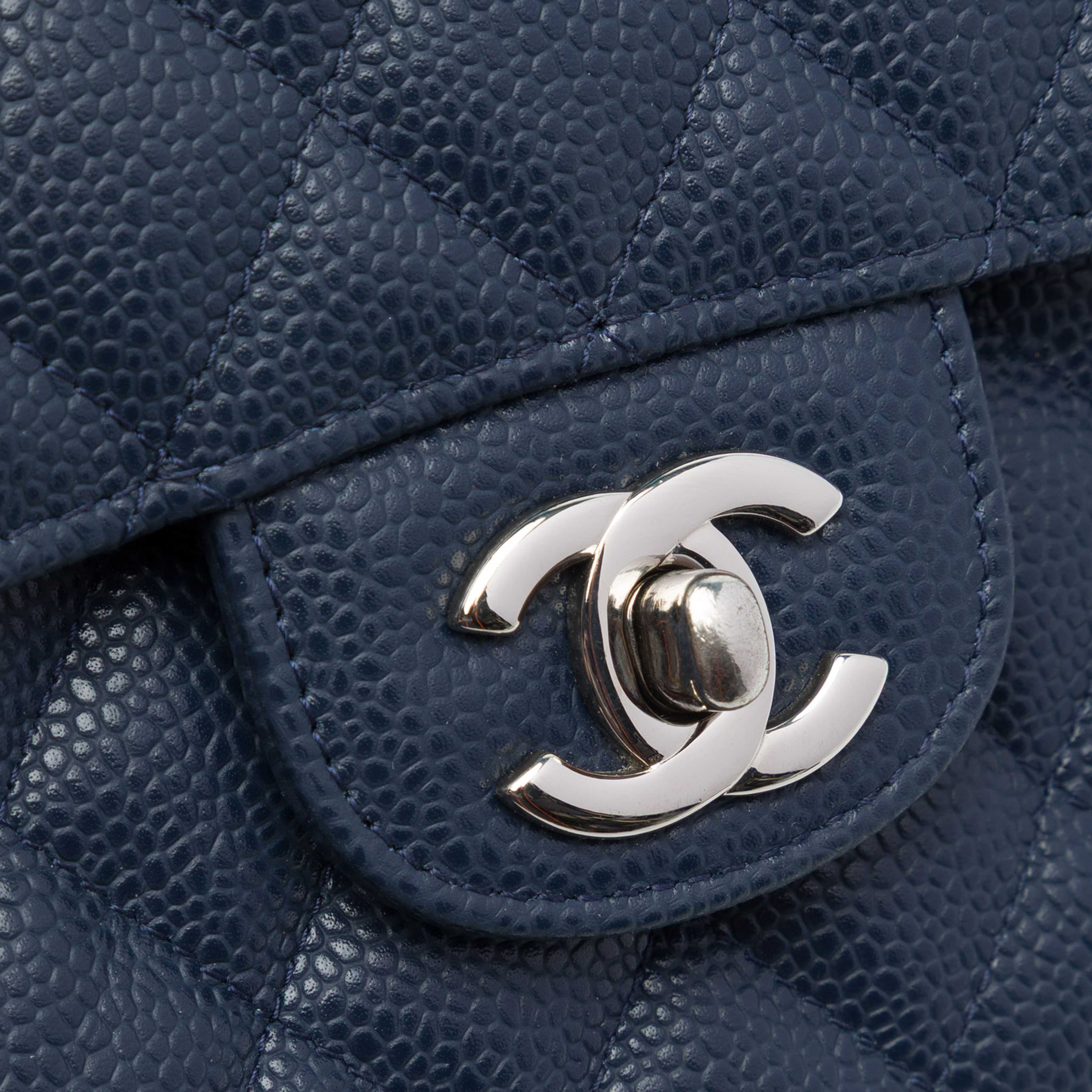 Chanel Medium Classic Caviar Double Flap, från Luxclusif, i färgen blå. Klicka för att öppna bilden i stort format
