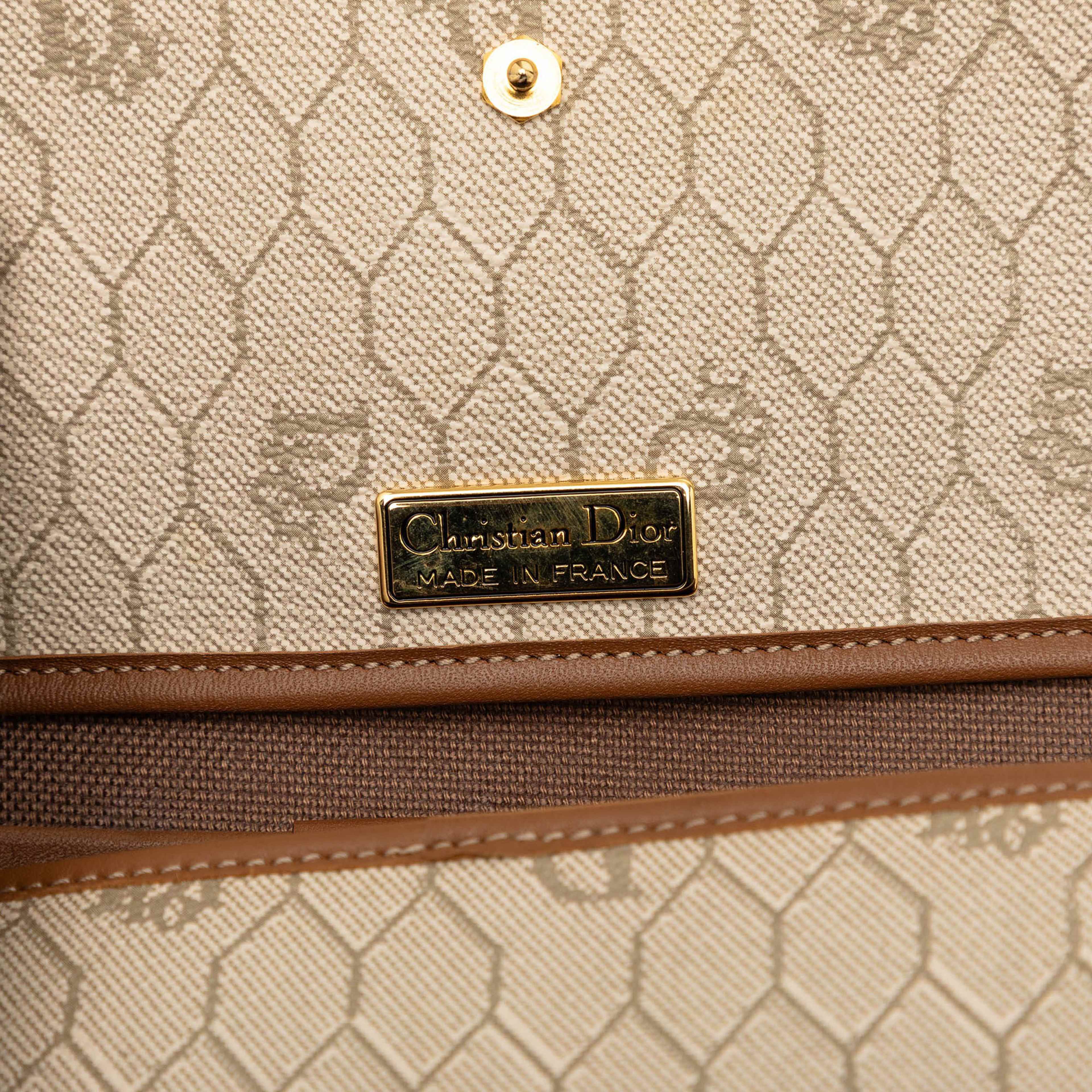 Dior Honeycomb Coated Canvas Crossbody, från Luxclusif, i färgen beige. Klicka för att öppna bilden i stort format