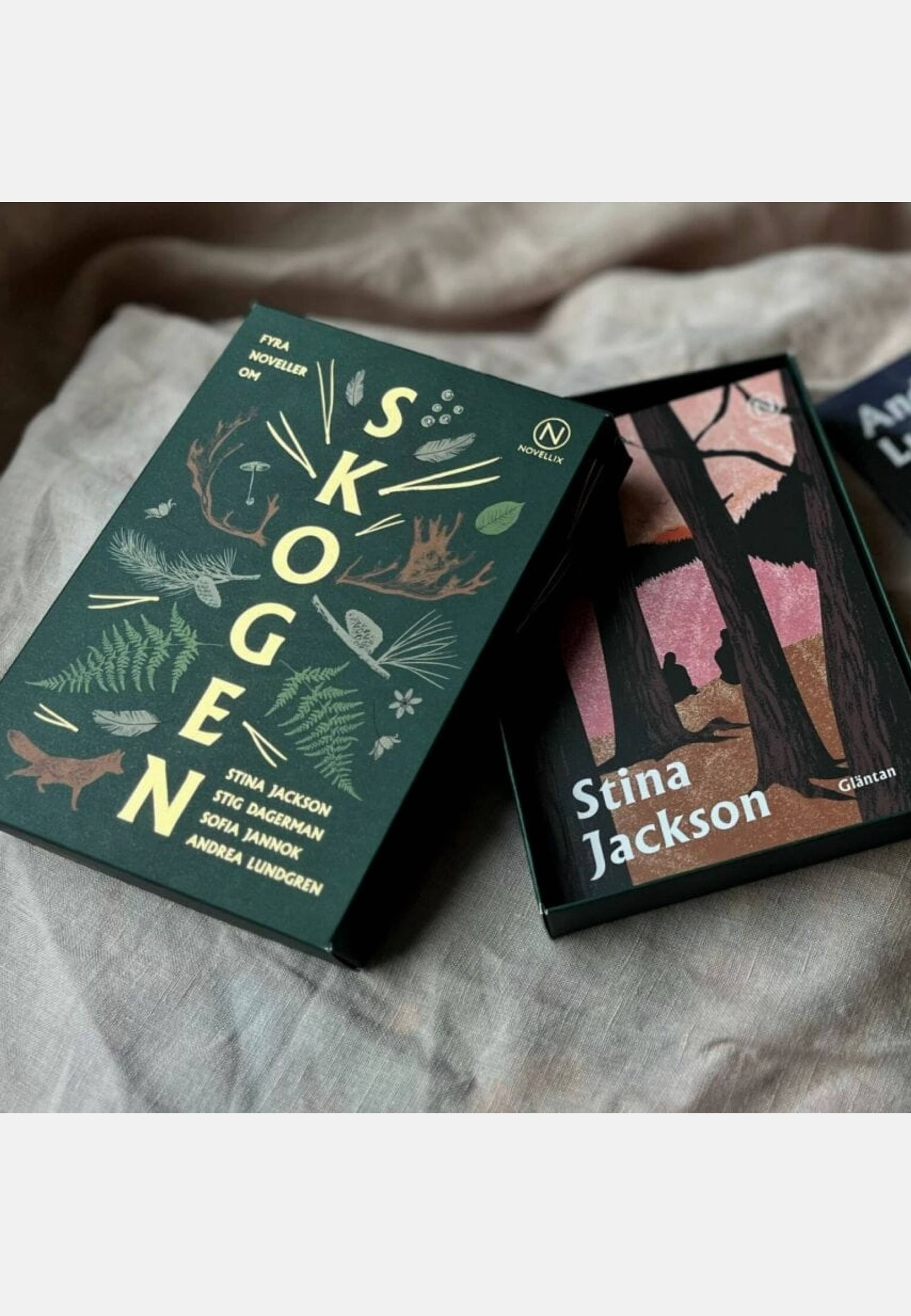 Novellix Skogen - Fyra Noveller, från Novellix, i färgen grön/multi. Klicka för att öppna bilden i stort format