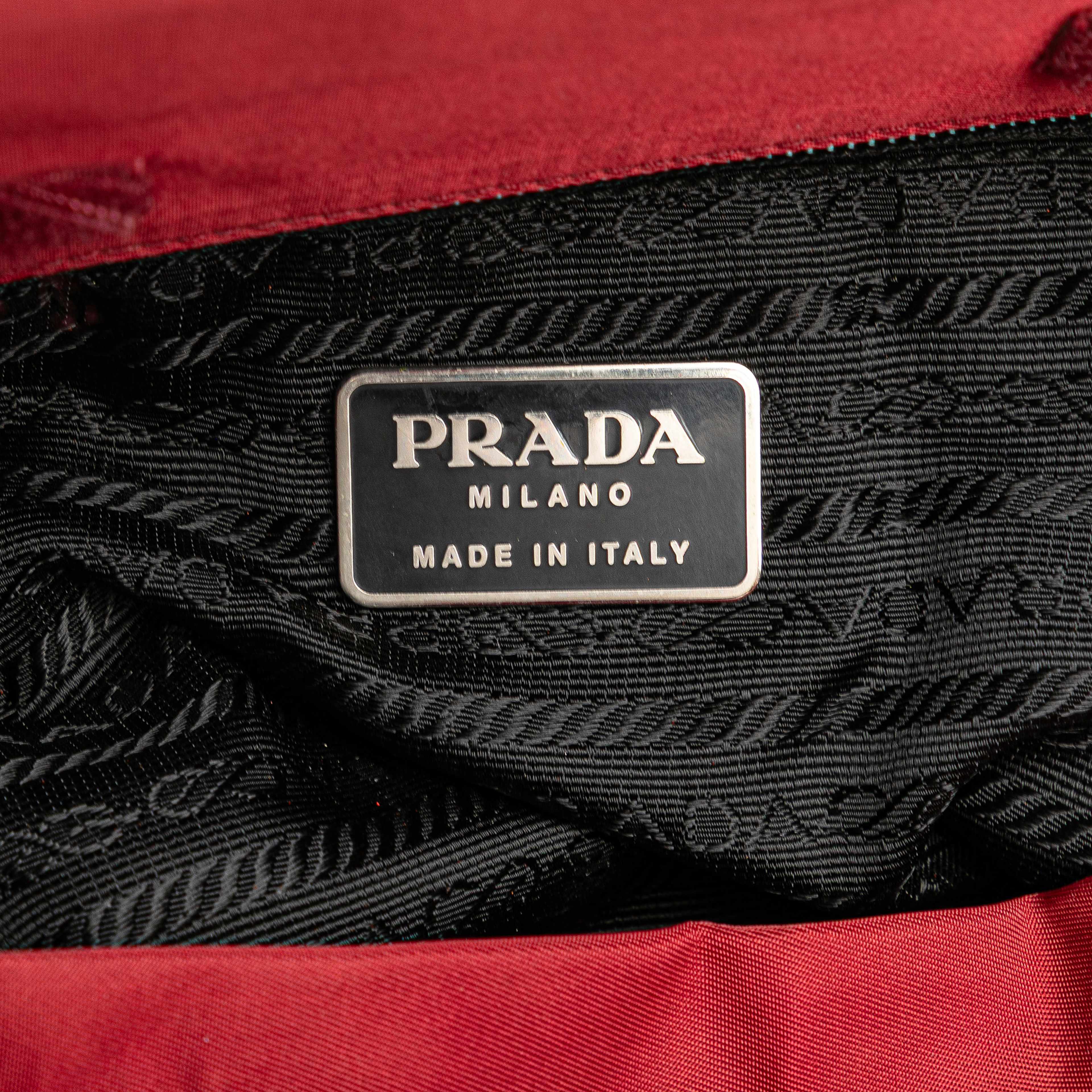 Prada Tessuto Tote, från Luxclusif, i färgen red.