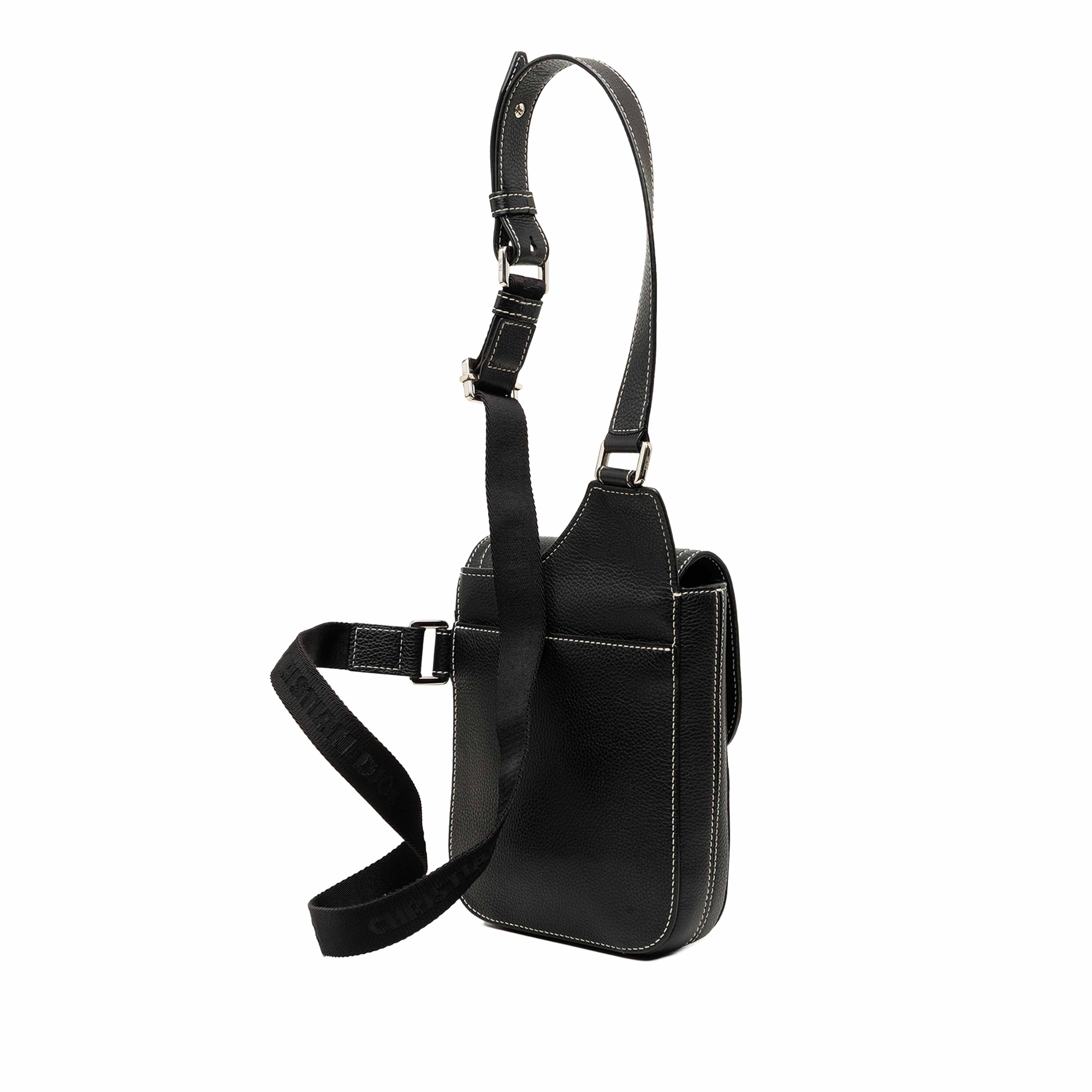 Dior Stussy Bee Applique Calfskin Saddle Crossbody, från Luxclusif, i färgen svart. Klicka för att öppna bilden i stort format