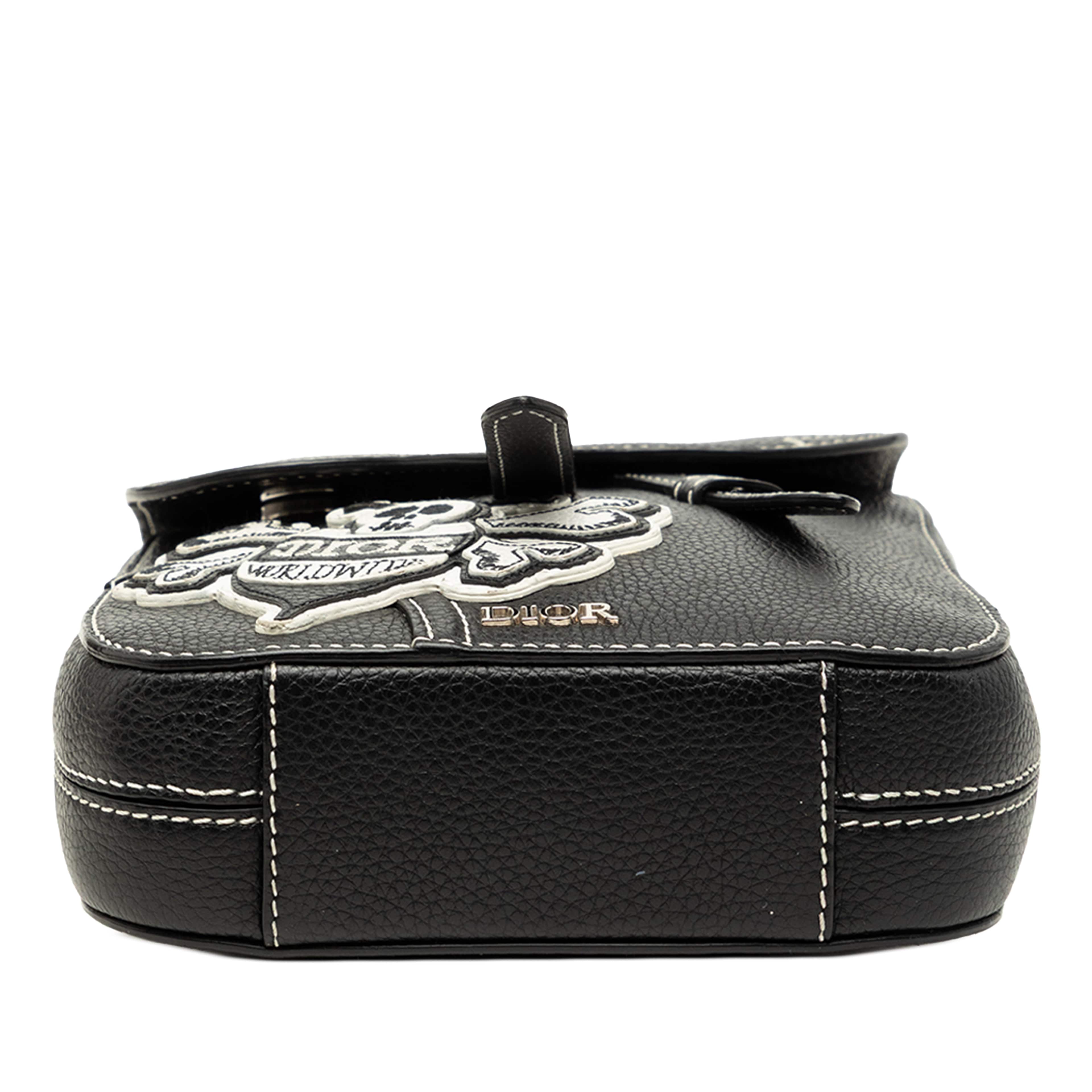 Dior Stussy Bee Applique Calfskin Saddle Crossbody, från Luxclusif, i färgen svart. Klicka för att öppna bilden i stort format