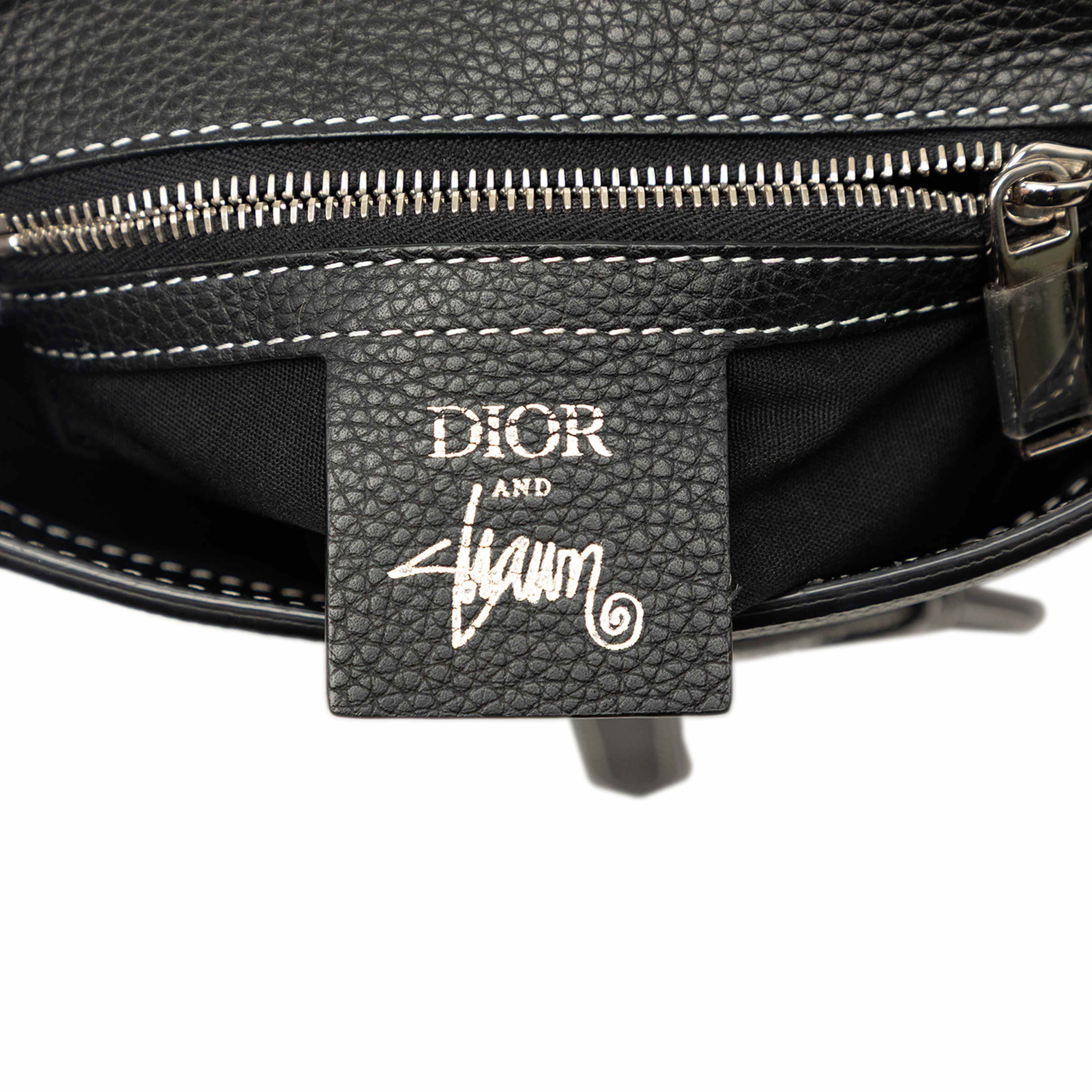 Dior Stussy Bee Applique Calfskin Saddle Crossbody, från Luxclusif, i färgen svart. Klicka för att öppna bilden i stort format