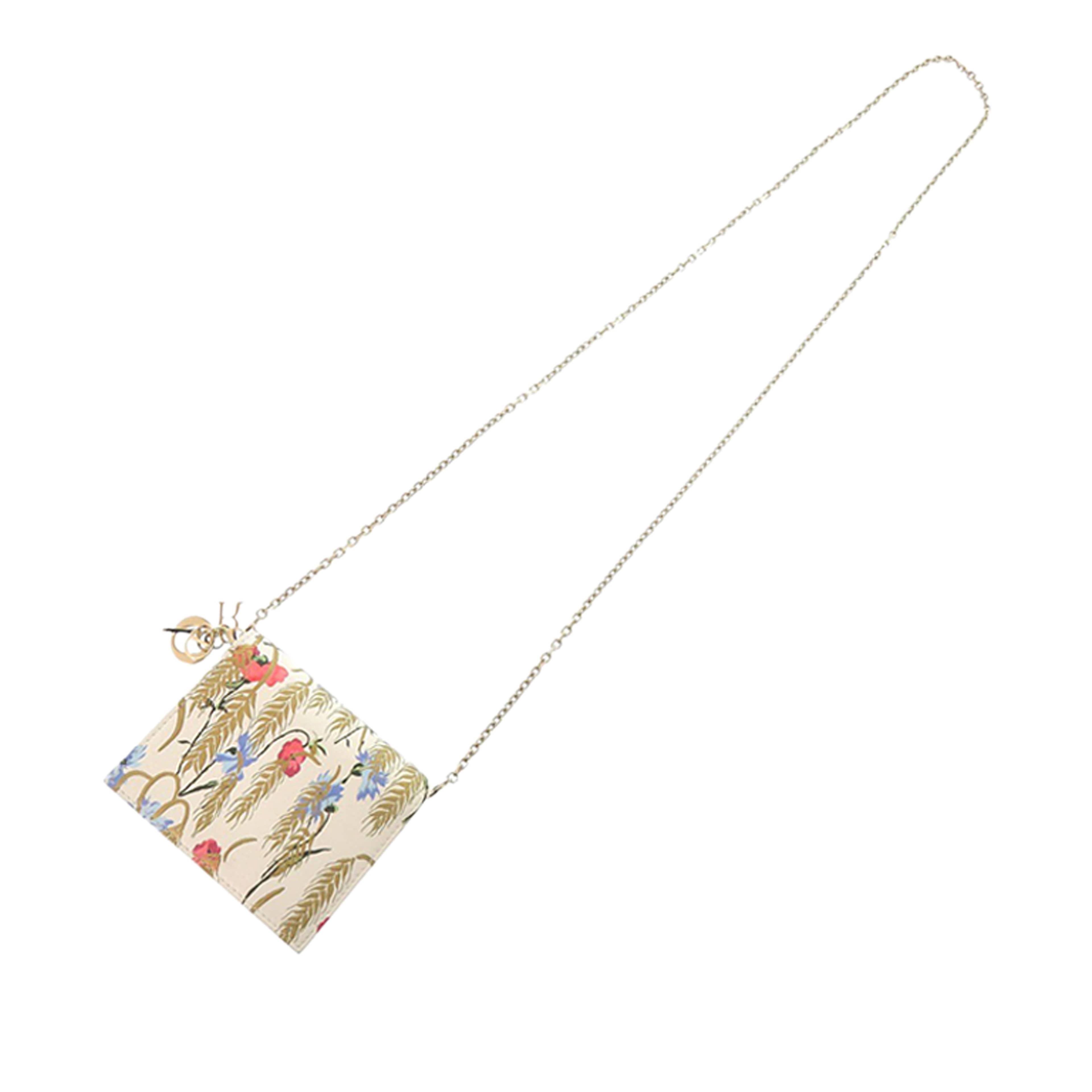 Dior Calfskin Hibiscus Card Holder With Chain, från Luxclusif, i färgen vit. Klicka för att öppna bilden i stort format