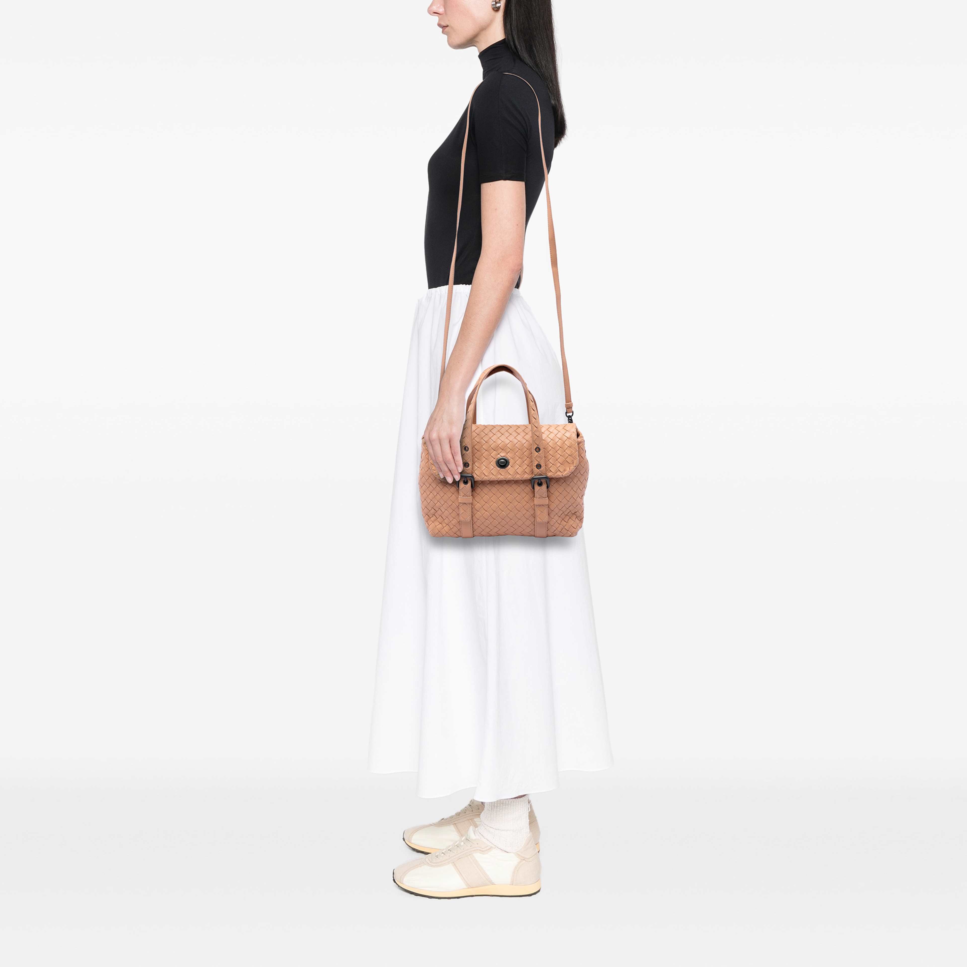Bottega Veneta Nappa Intrecciato Flap Satchel, från Luxclusif, i färgen brun. Klicka för att öppna bilden i stort format