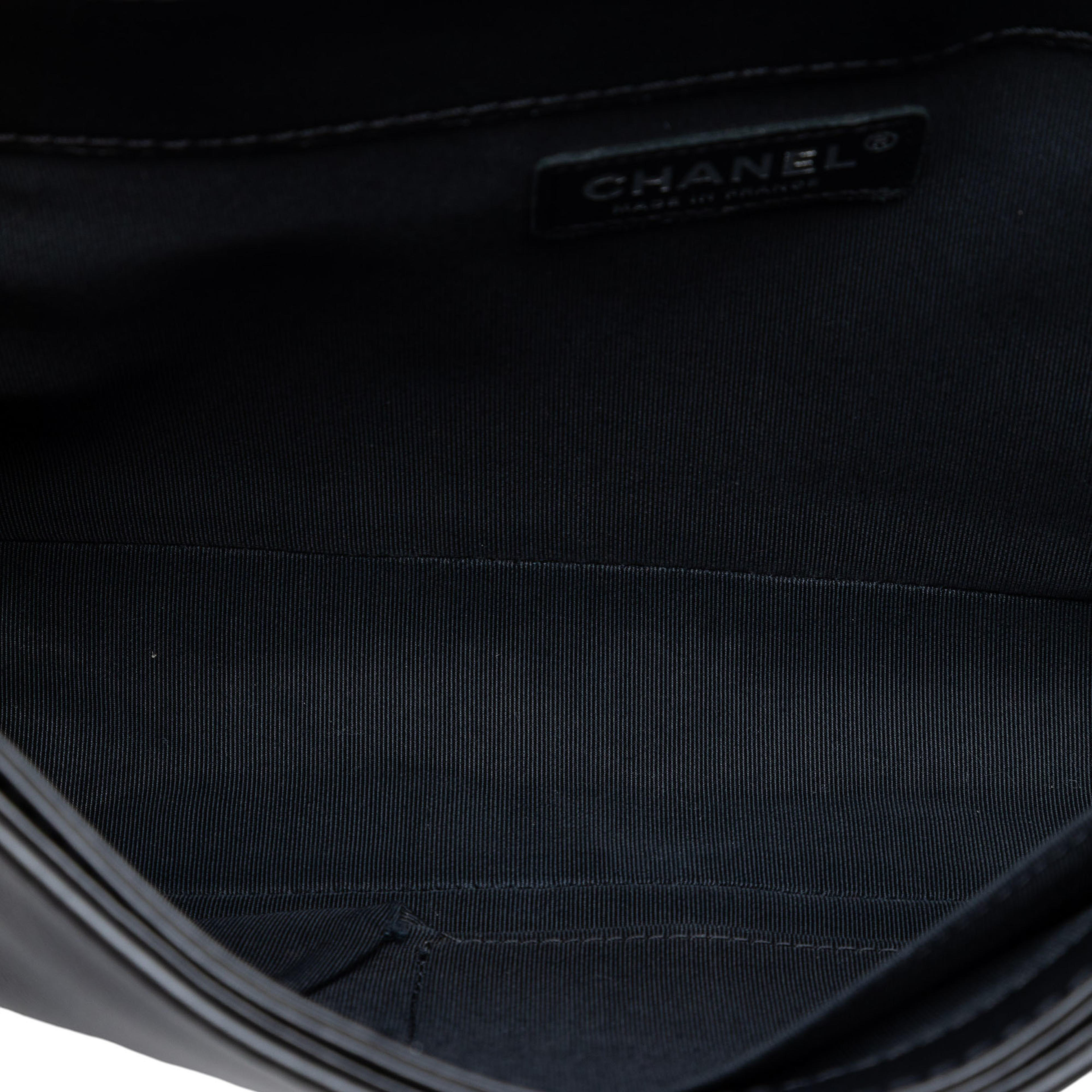 Chanel Medium Paris Dallas Enchained Boy Flap, från Luxclusif, i färgen black. Klicka för att öppna bilden i stort format