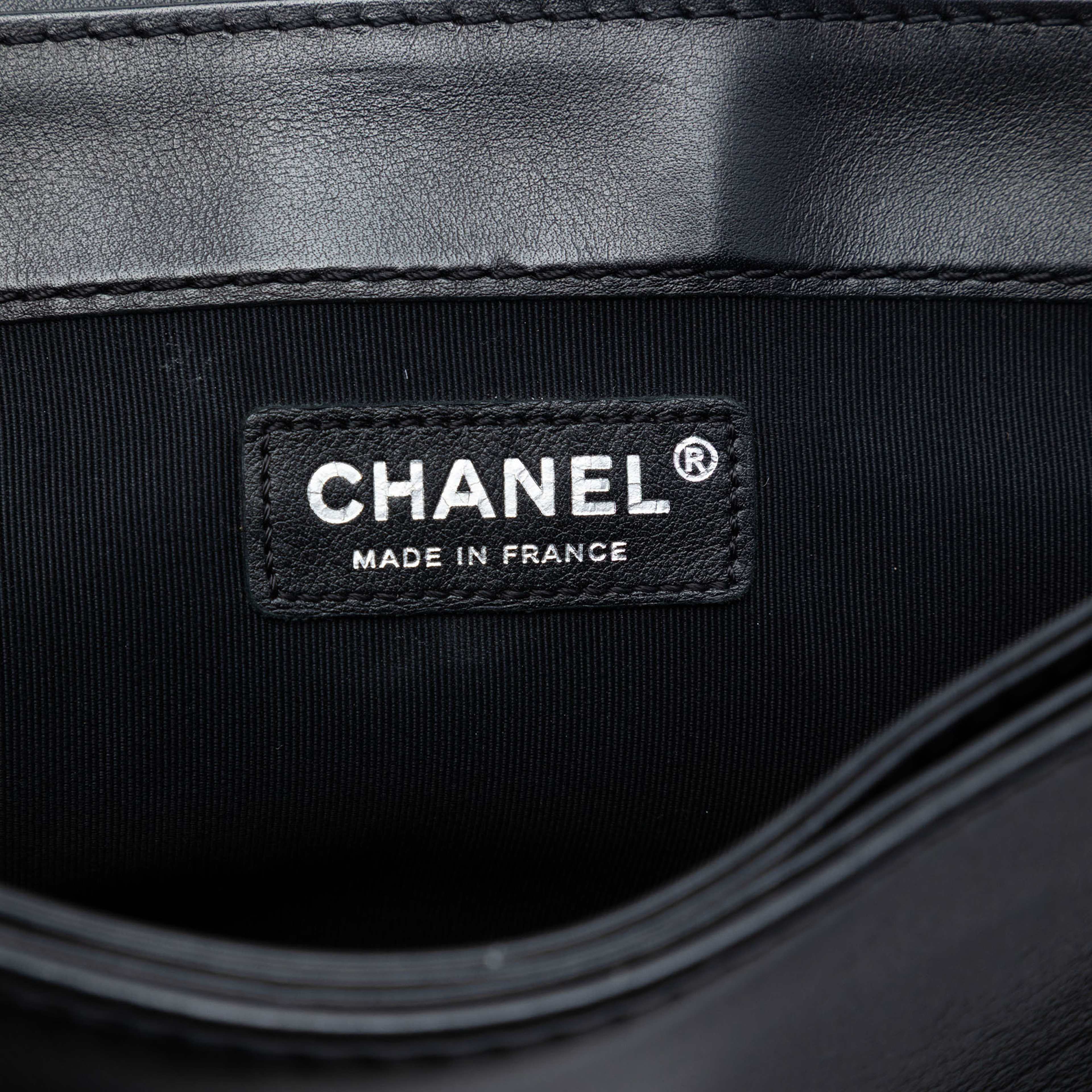 Chanel Medium Paris Dallas Enchained Boy Flap, från Luxclusif, i färgen black. Klicka för att öppna bilden i stort format