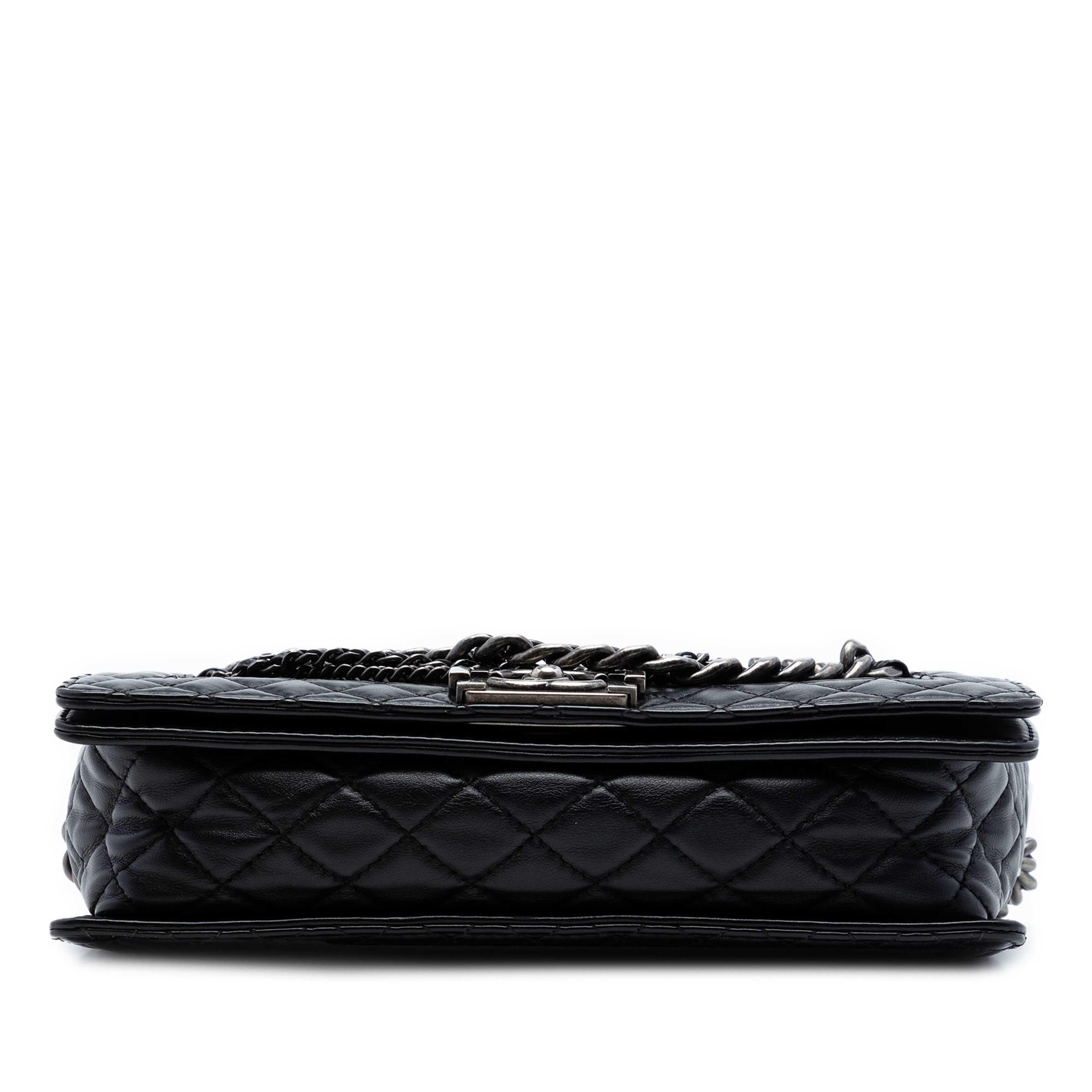 Chanel Medium Paris Dallas Enchained Boy Flap, från Luxclusif, i färgen black. Klicka för att öppna bilden i stort format