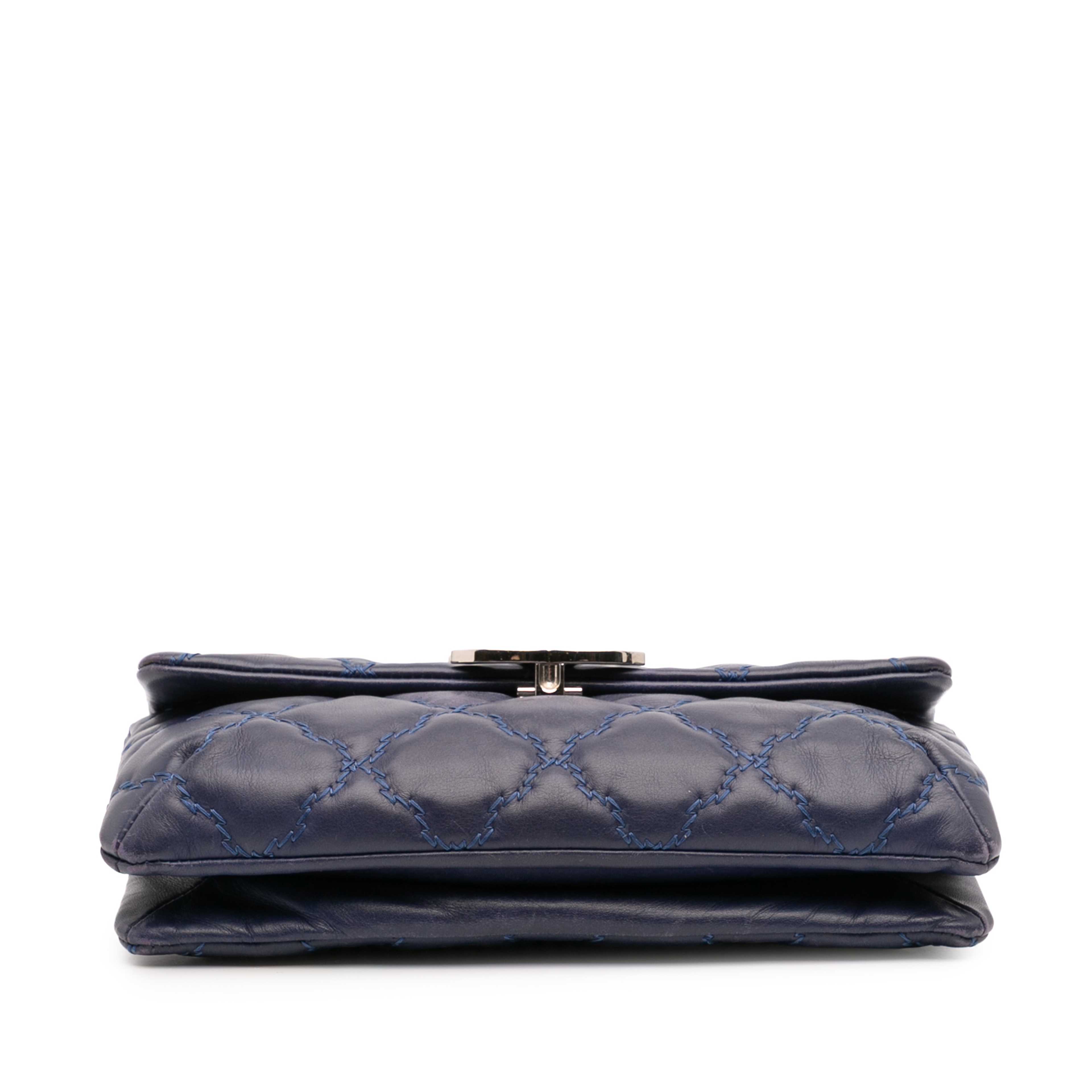 Chanel Mini Lambskin Double Stitch Hamptons Flap, från Luxclusif, i färgen blå. Klicka för att öppna bilden i stort format