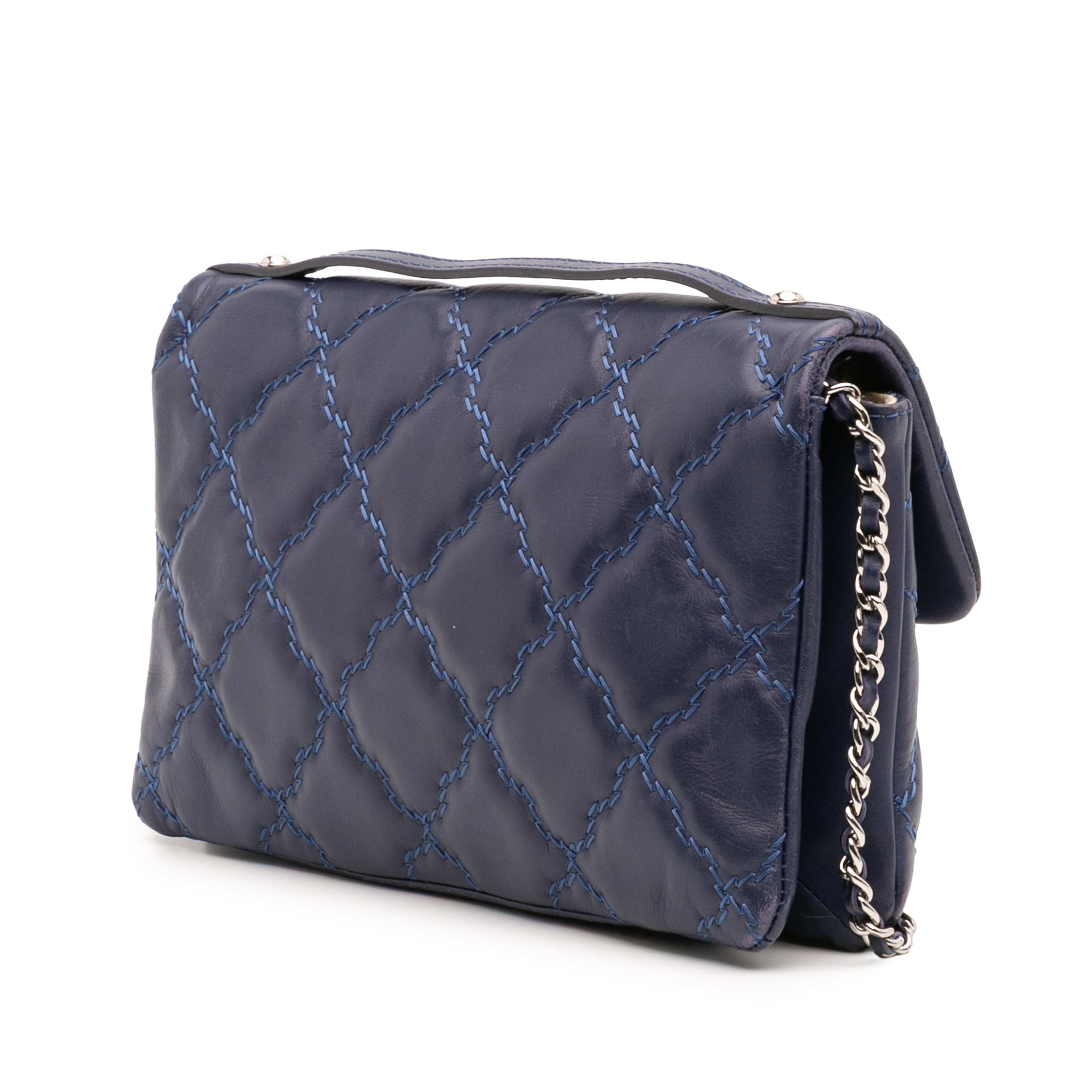 Chanel Mini Lambskin Double Stitch Hamptons Flap, från Luxclusif, i färgen blå. Klicka för att öppna bilden i stort format