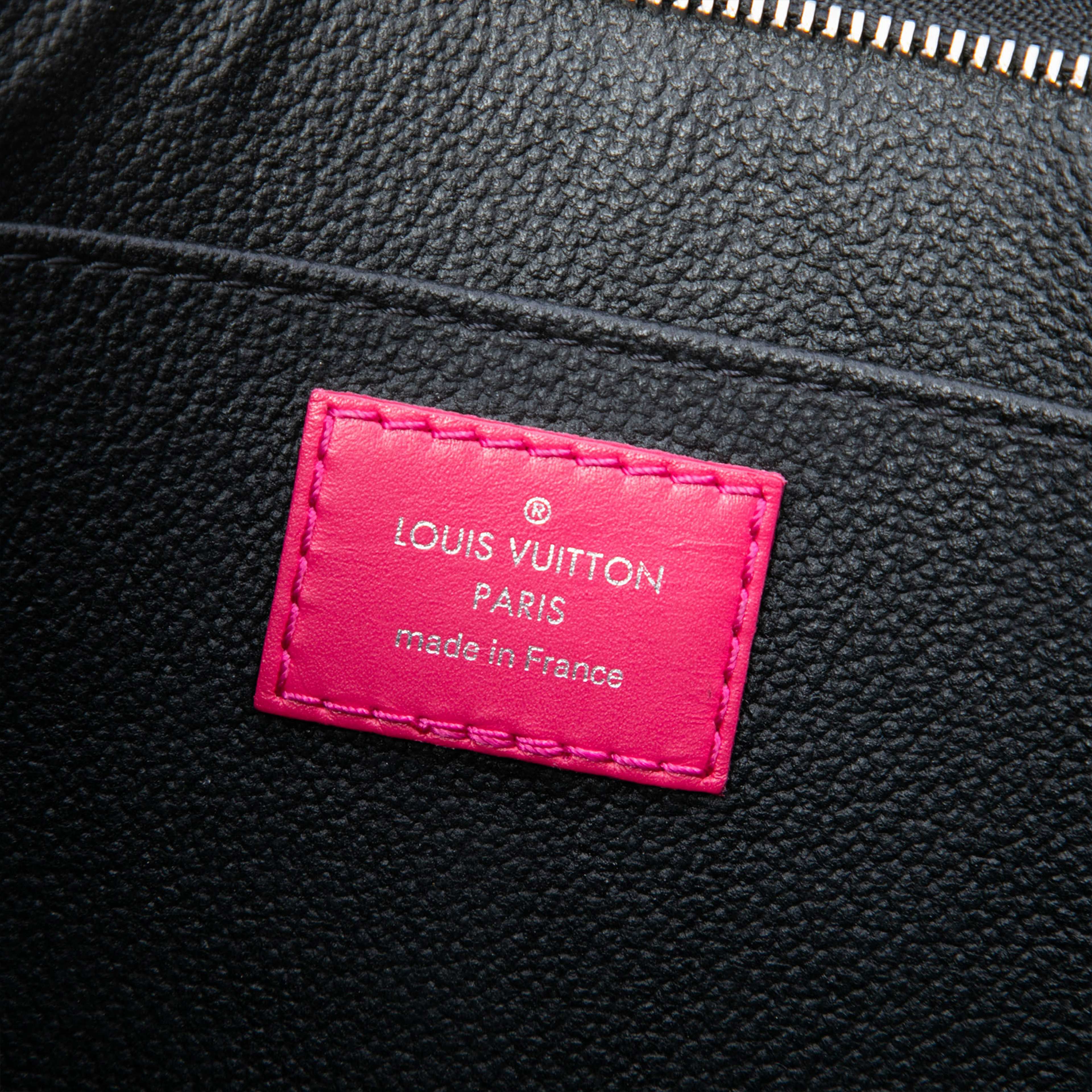 Louis Vuitton Epi Toiletry Pouch 26, från Luxclusif, i färgen svart. Klicka för att öppna bilden i stort format