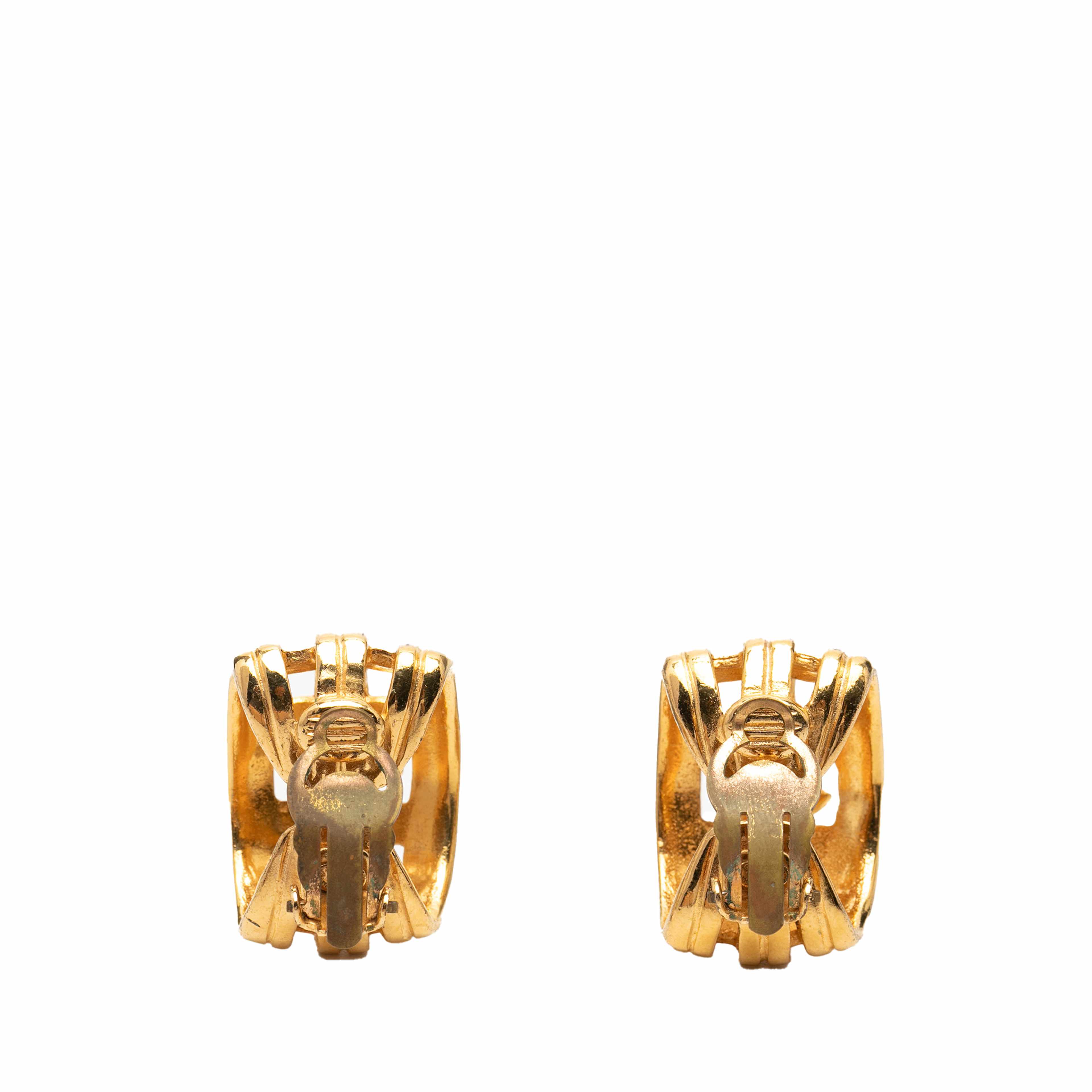 Chanel Cc Gold Plated Hoop Clip On Earrings, från Luxclusif, i färgen guld. Klicka för att öppna bilden i stort format