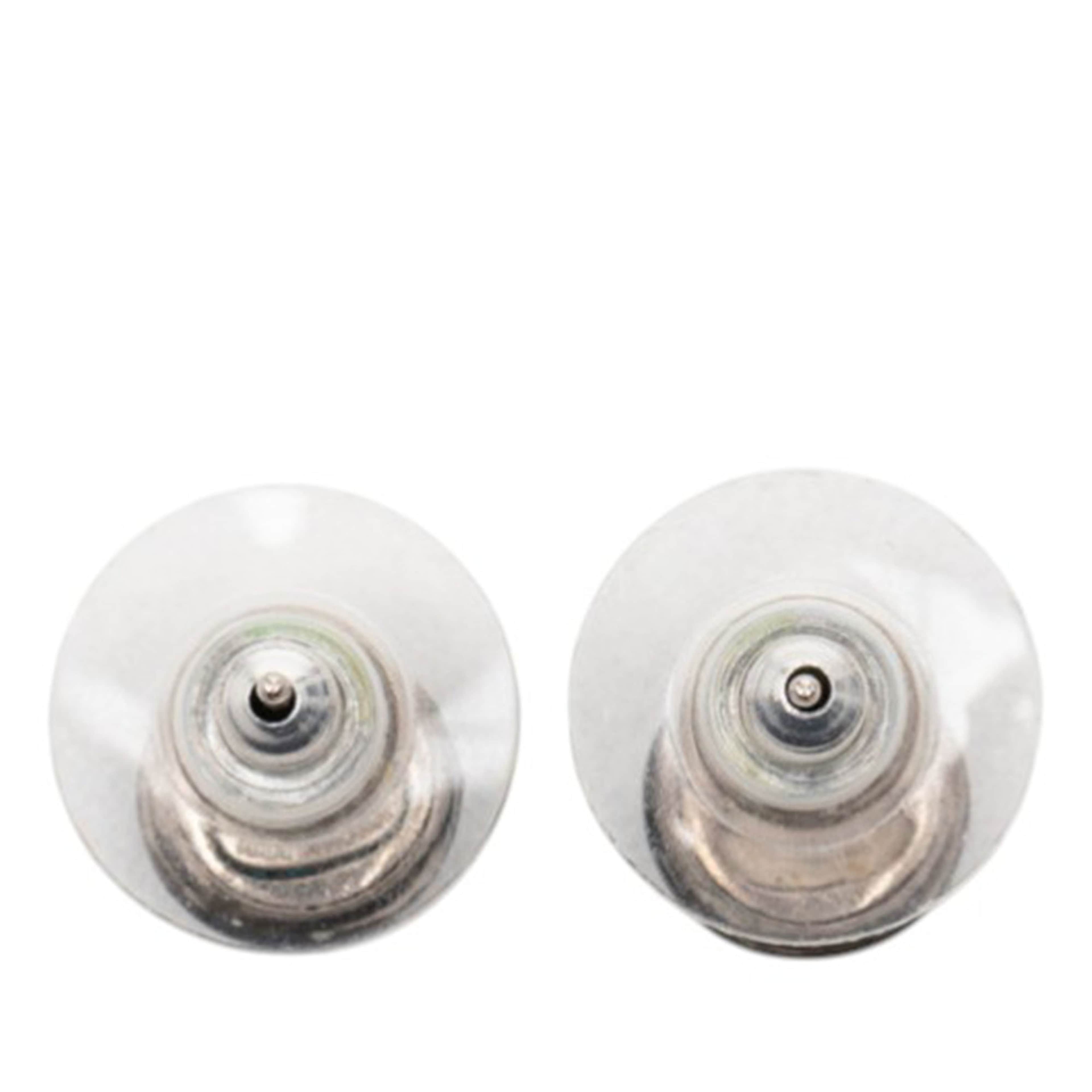 Chanel Cc Resin Push Back Earrings, från Luxclusif, i färgen black. Klicka för att öppna bilden i stort format