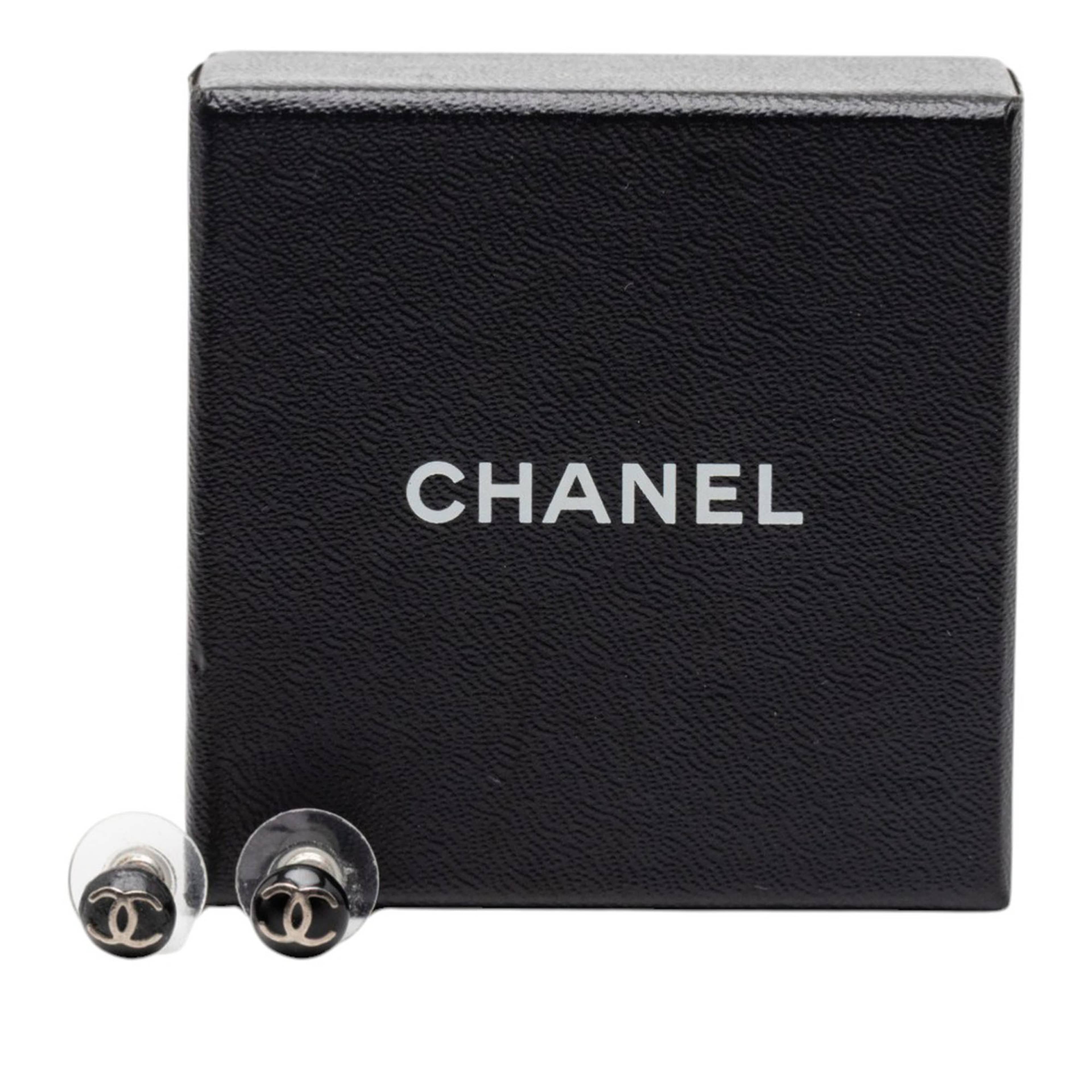 Chanel Cc Resin Push Back Earrings, från Luxclusif, i färgen black. Klicka för att öppna bilden i stort format