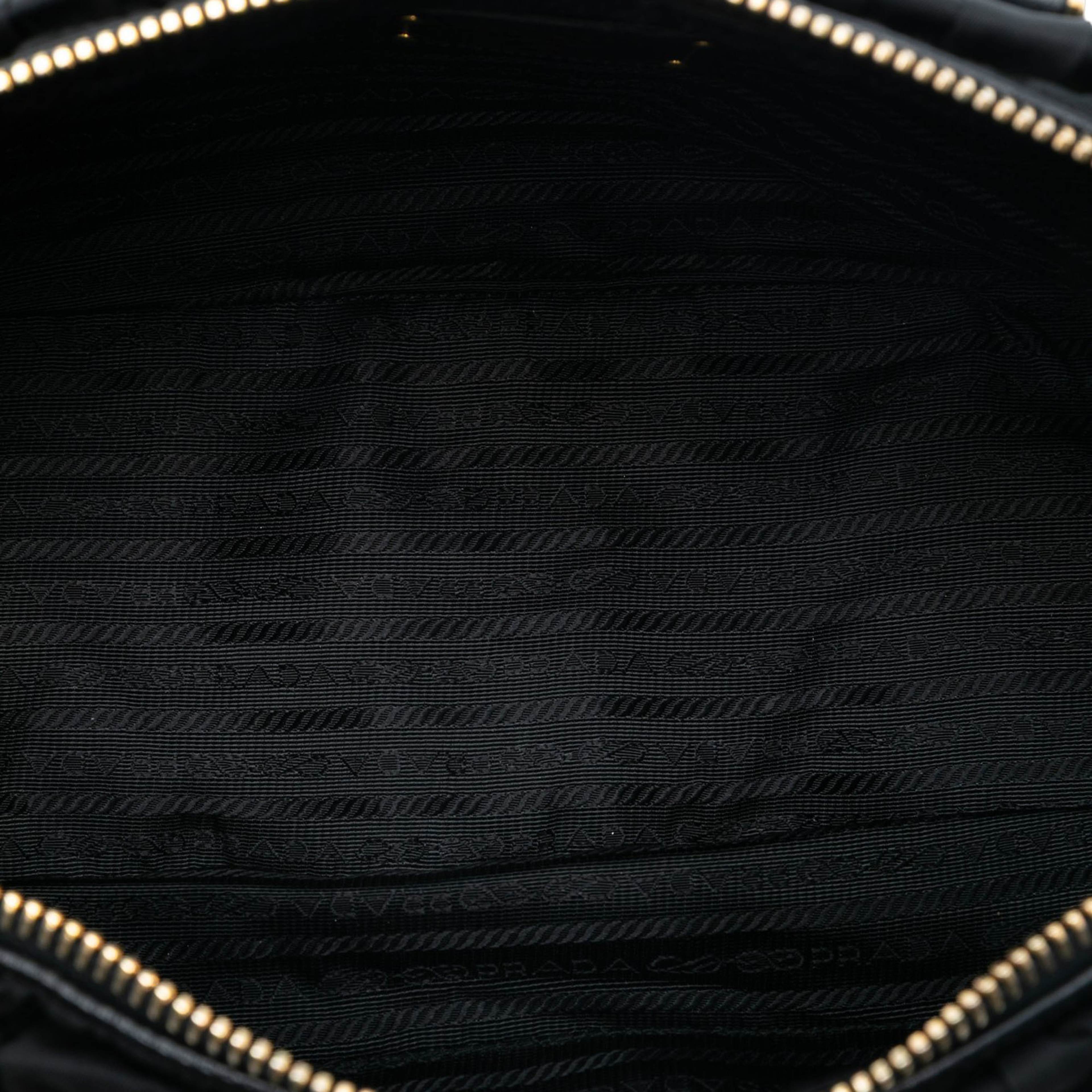 Prada Tessuto Gaufre Satchel, från Luxclusif, i färgen black. Klicka för att öppna bilden i stort format