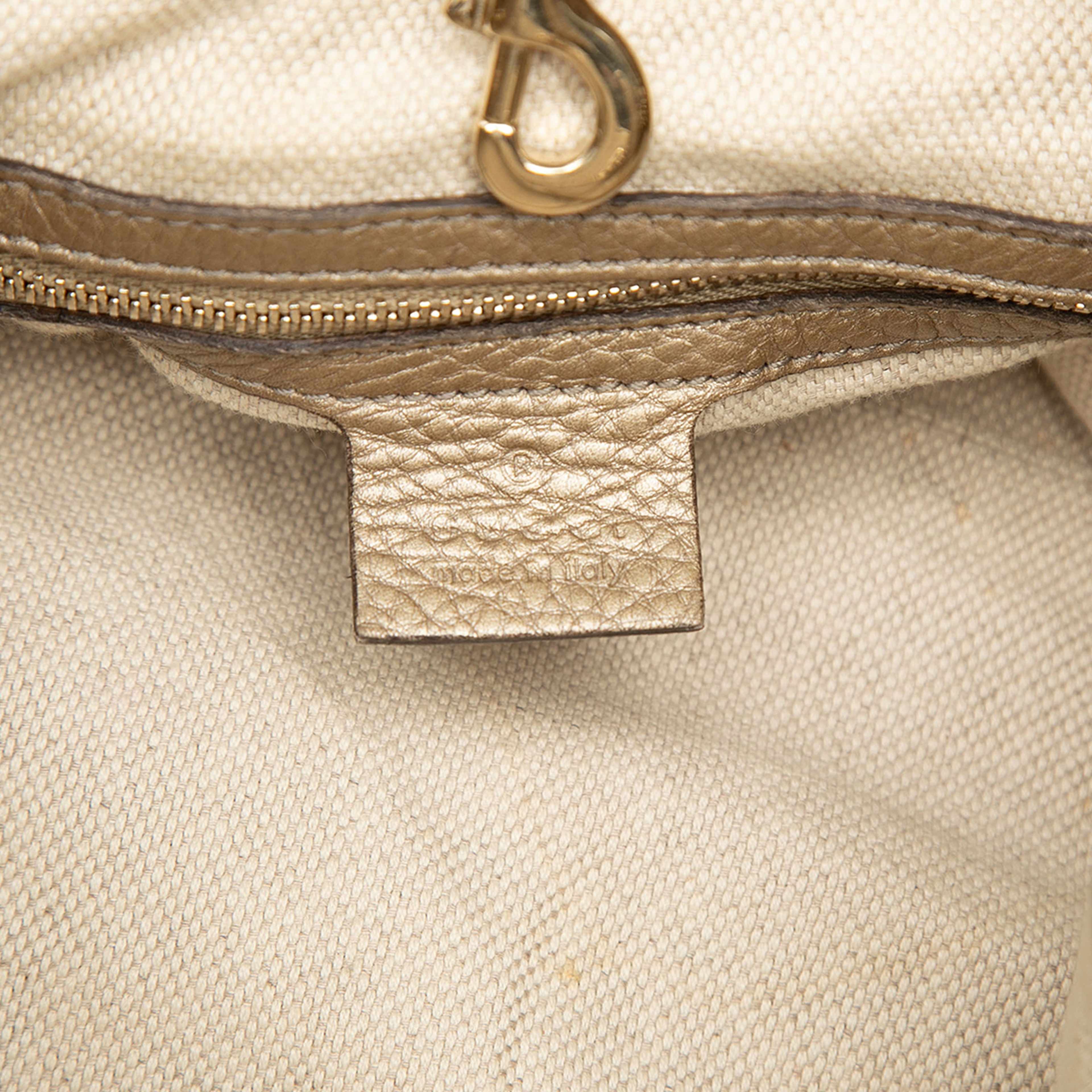 Gucci Medium Metallic Calfskin Soho Chain Tote, från Luxclusif, i färgen guld. Klicka för att öppna bilden i stort format