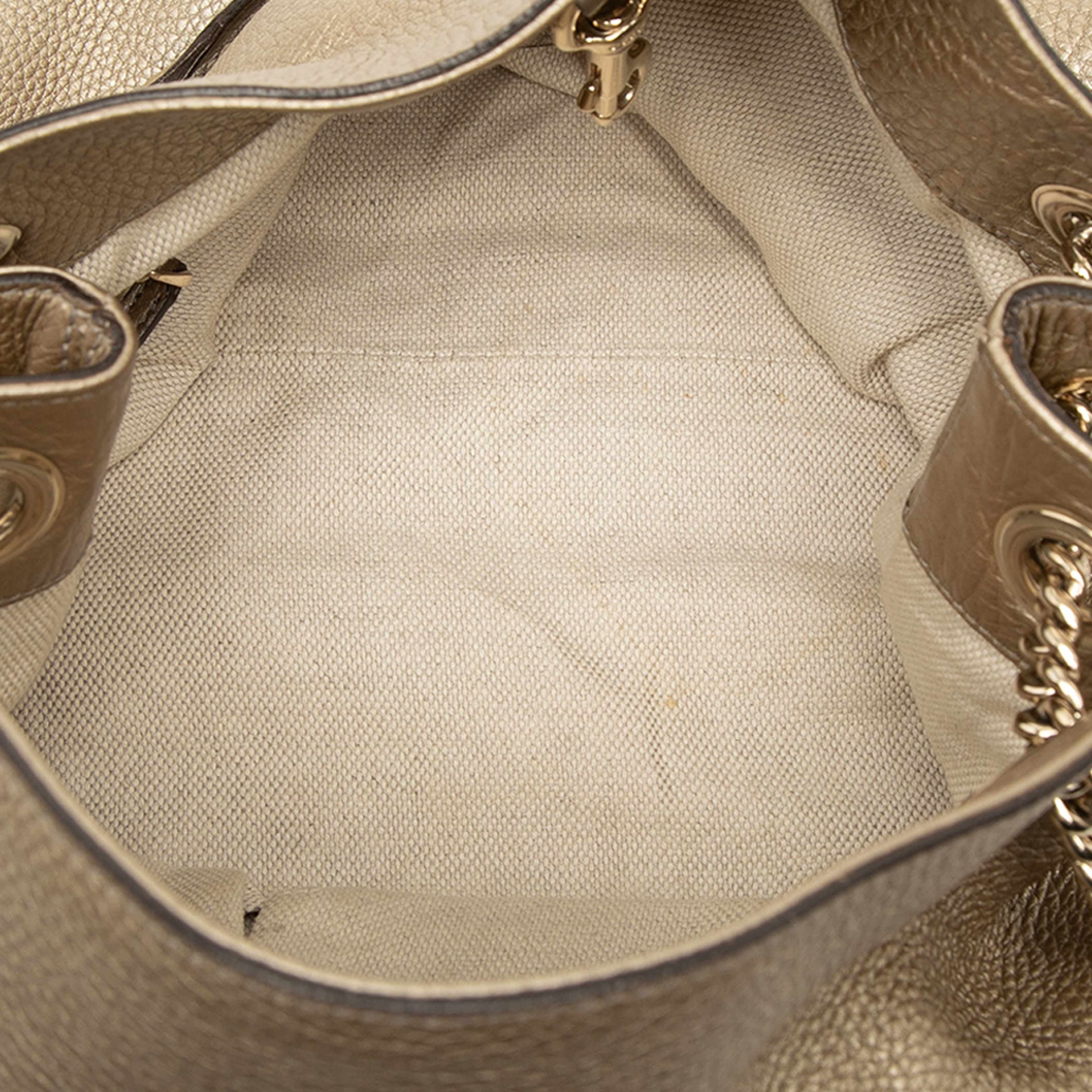 Gucci Medium Metallic Calfskin Soho Chain Tote, från Luxclusif, i färgen guld. Klicka för att öppna bilden i stort format