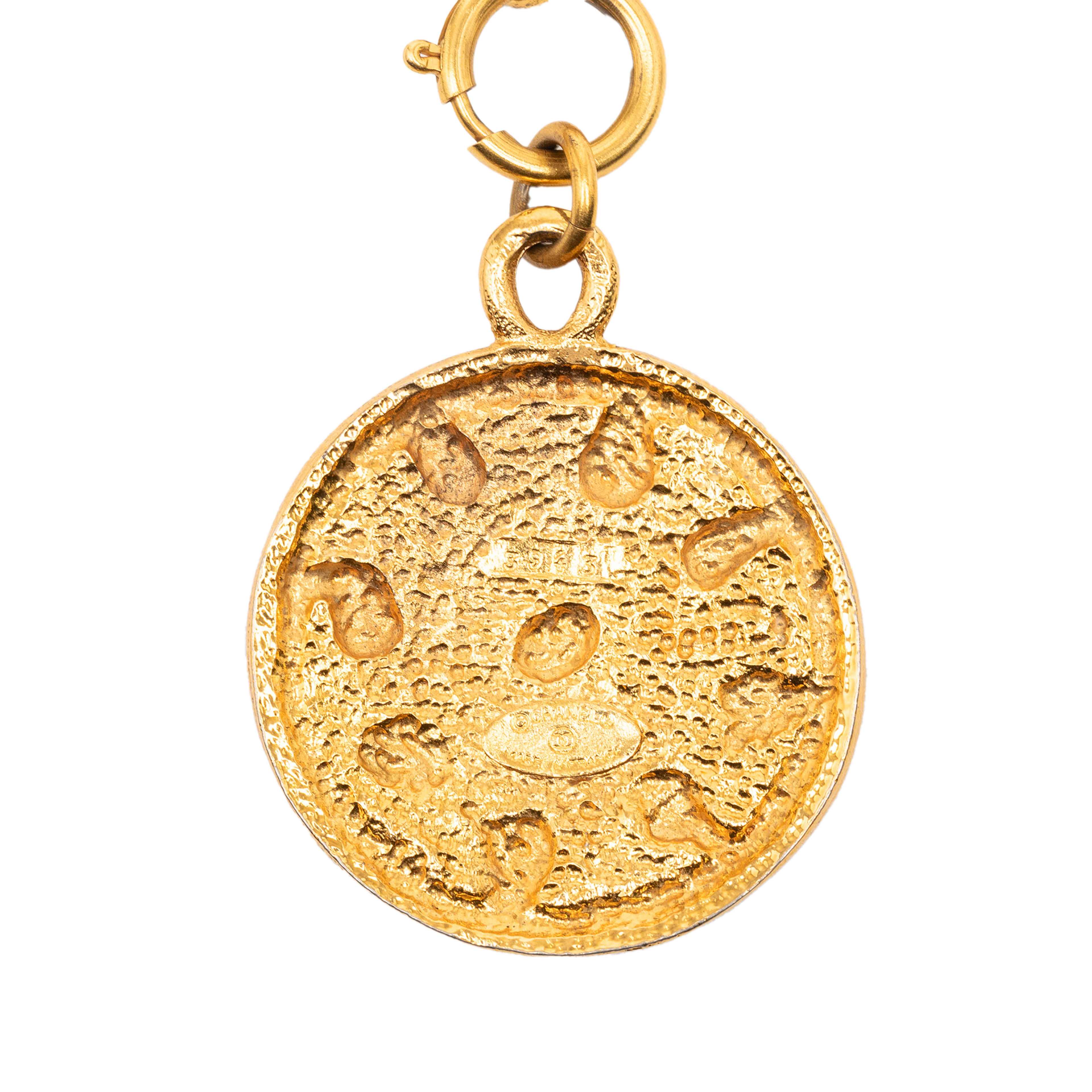 Chanel Cc Gold Plated Medallion Pendant Necklace, från Luxclusif, i färgen gold. Klicka för att öppna bilden i stort format