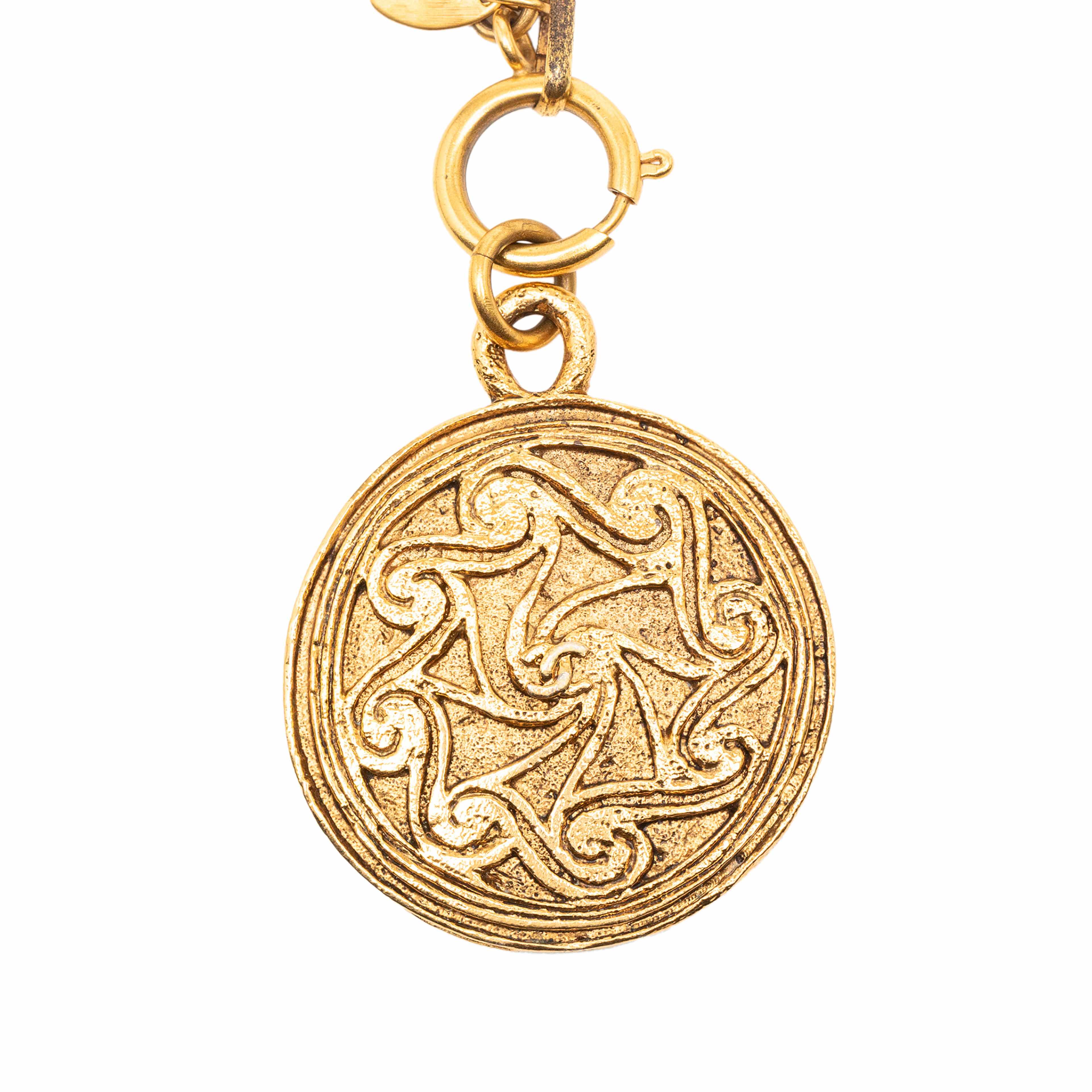 Chanel Cc Gold Plated Medallion Pendant Necklace, från Luxclusif, i färgen guld. Klicka för att öppna bilden i stort format