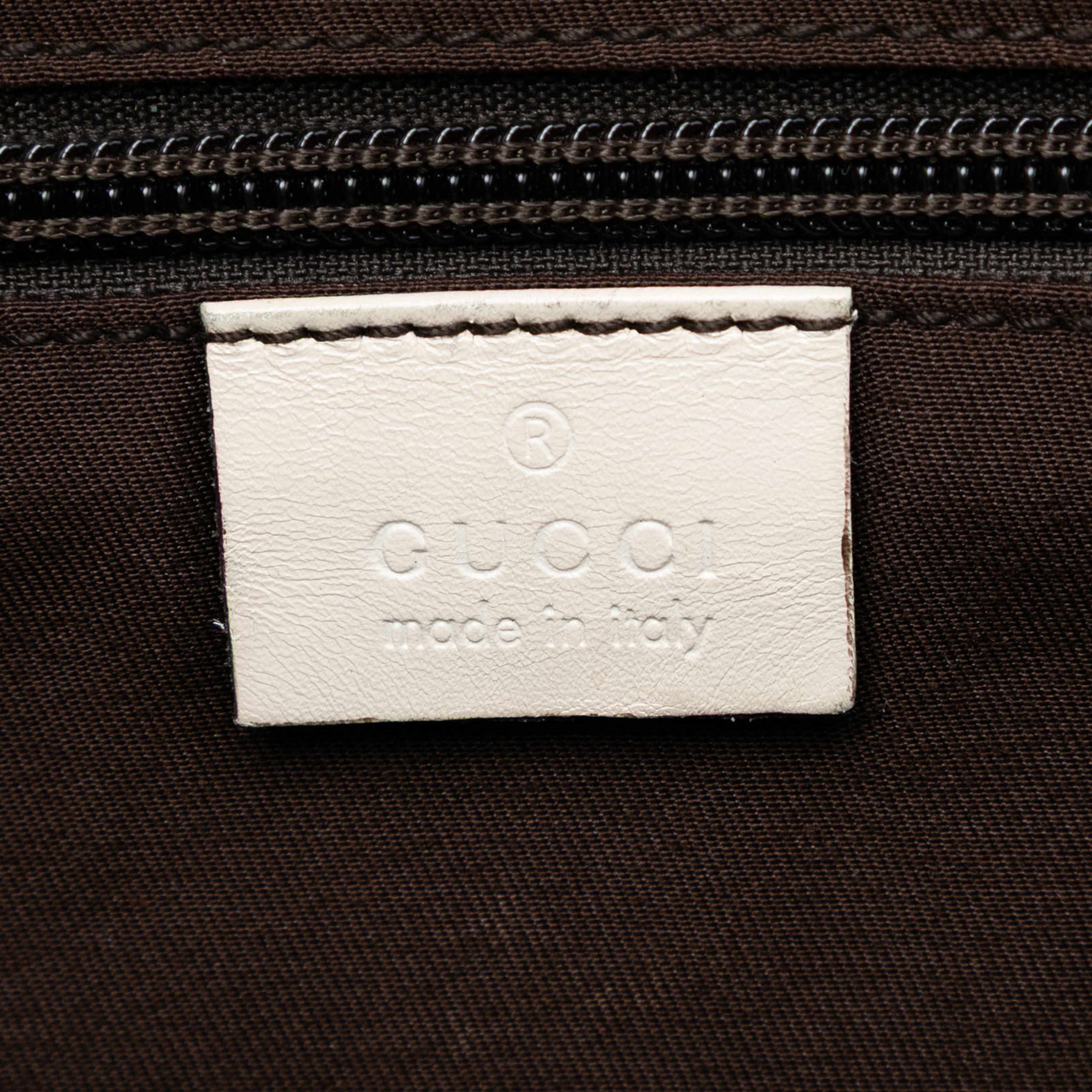 Gucci Gg Canvas Messenger Bag, från Luxclusif, i färgen beige. Klicka för att öppna bilden i stort format