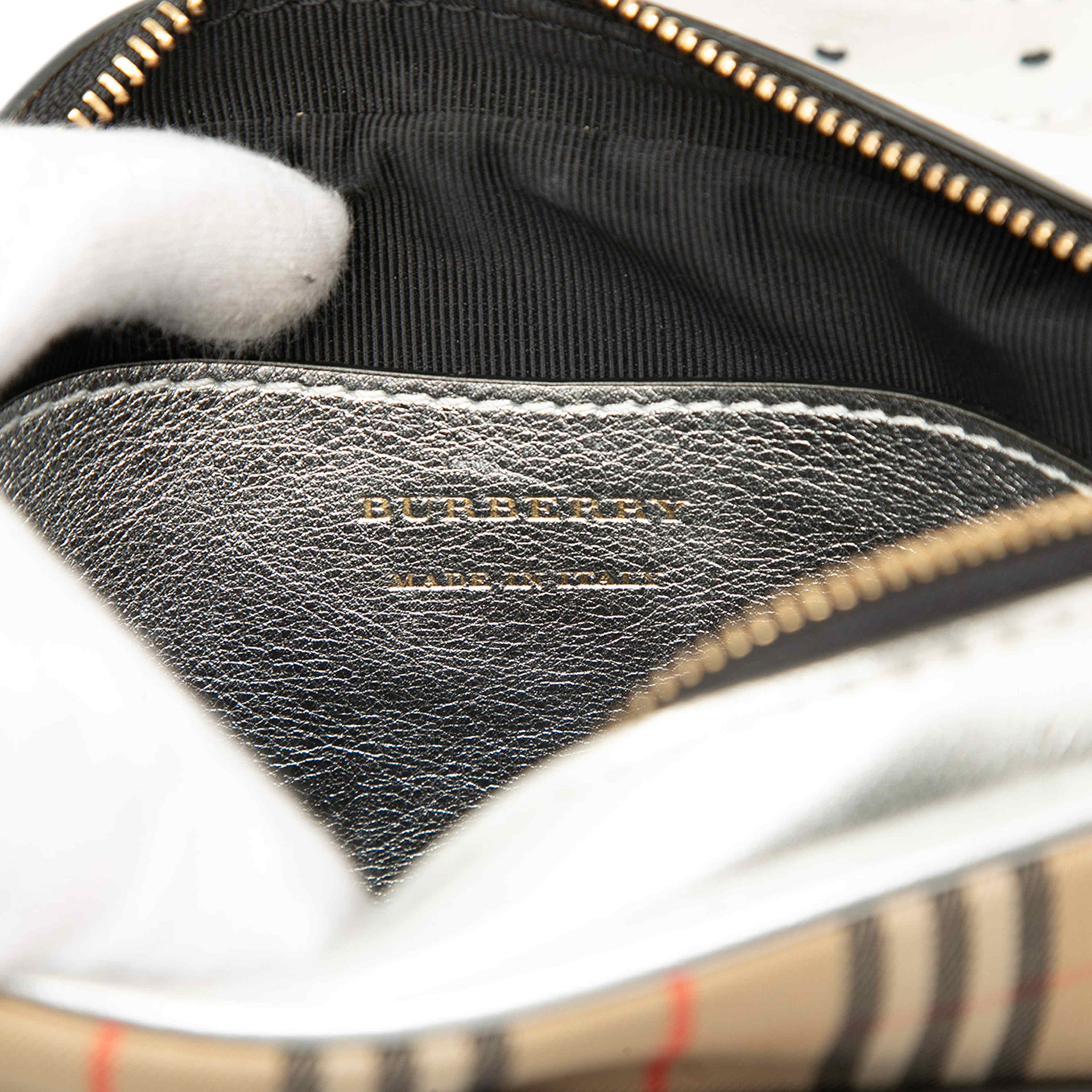 Burberry Haymarket Check Canvas 1983 Link Belt Bag, från Luxclusif, i färgen beige. Klicka för att öppna bilden i stort format