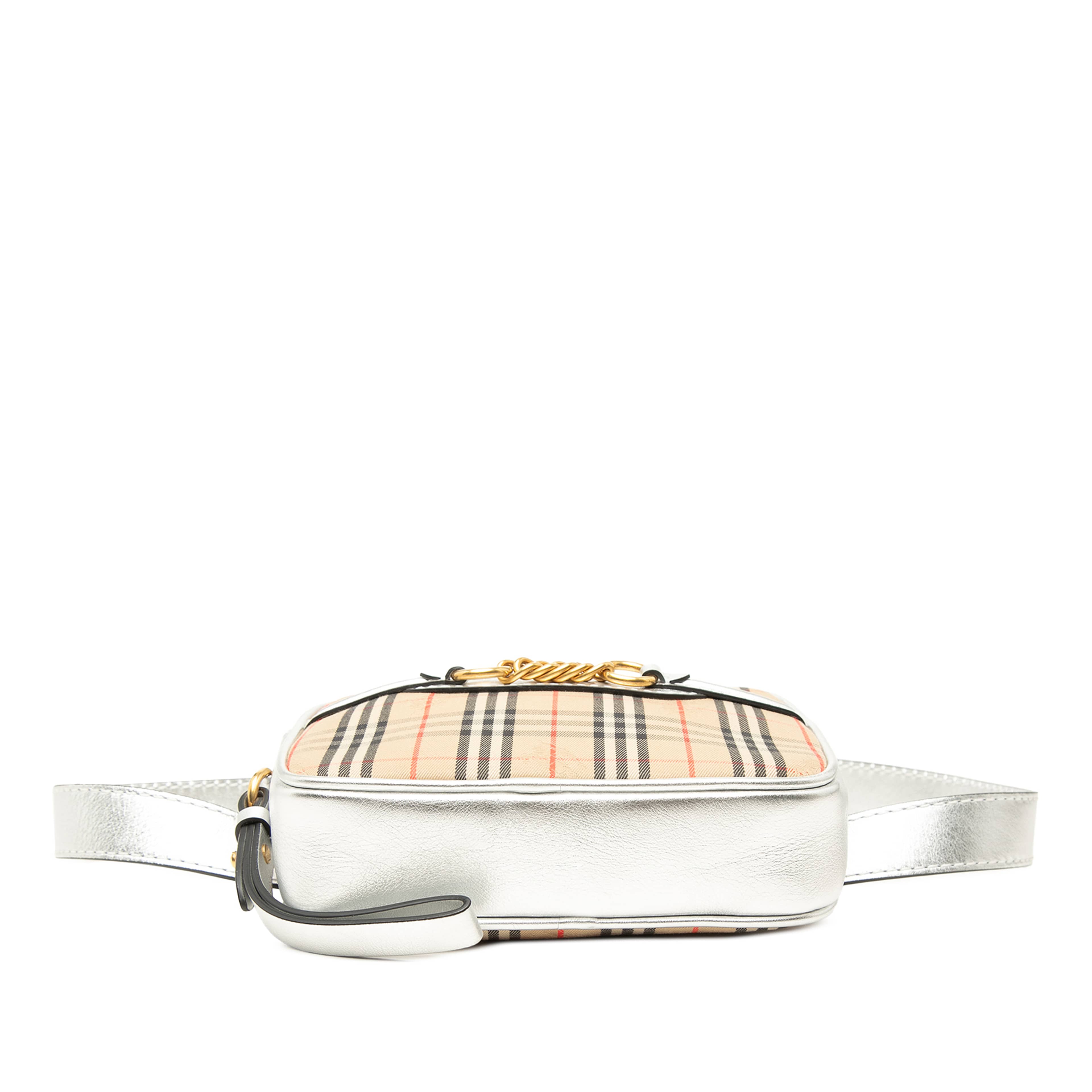 Burberry Haymarket Check Canvas 1983 Link Belt Bag, från Luxclusif, i färgen beige. Klicka för att öppna bilden i stort format