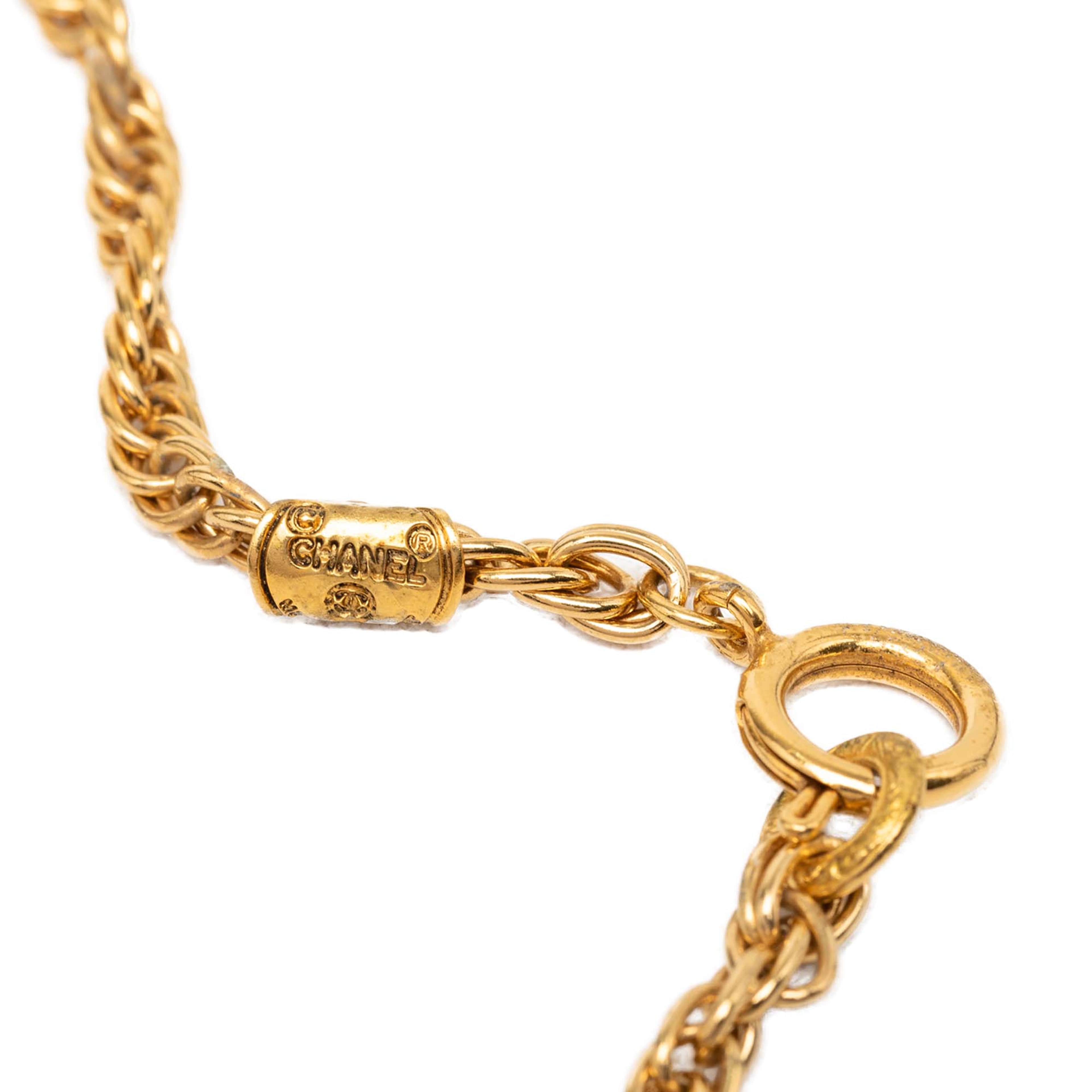 Chanel Cc Gold Plated And Strass Pendant Necklace, från Luxclusif, i färgen gold. Klicka för att öppna bilden i stort format