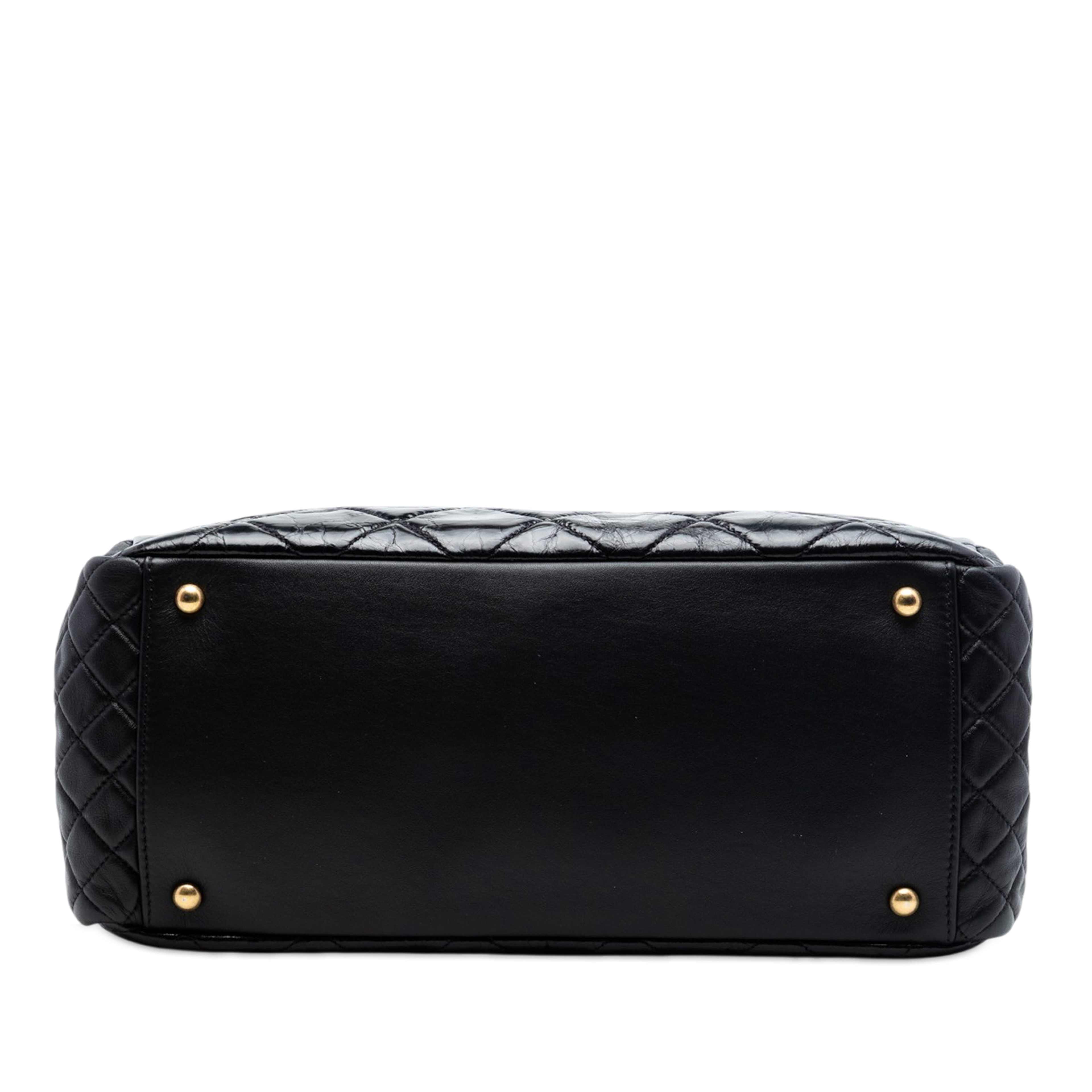 Chanel Quilted Glazed Calfskin Reissue Mademoiselle Accordion Tote, från Luxclusif, i färgen black. Klicka för att öppna bilden i stort format