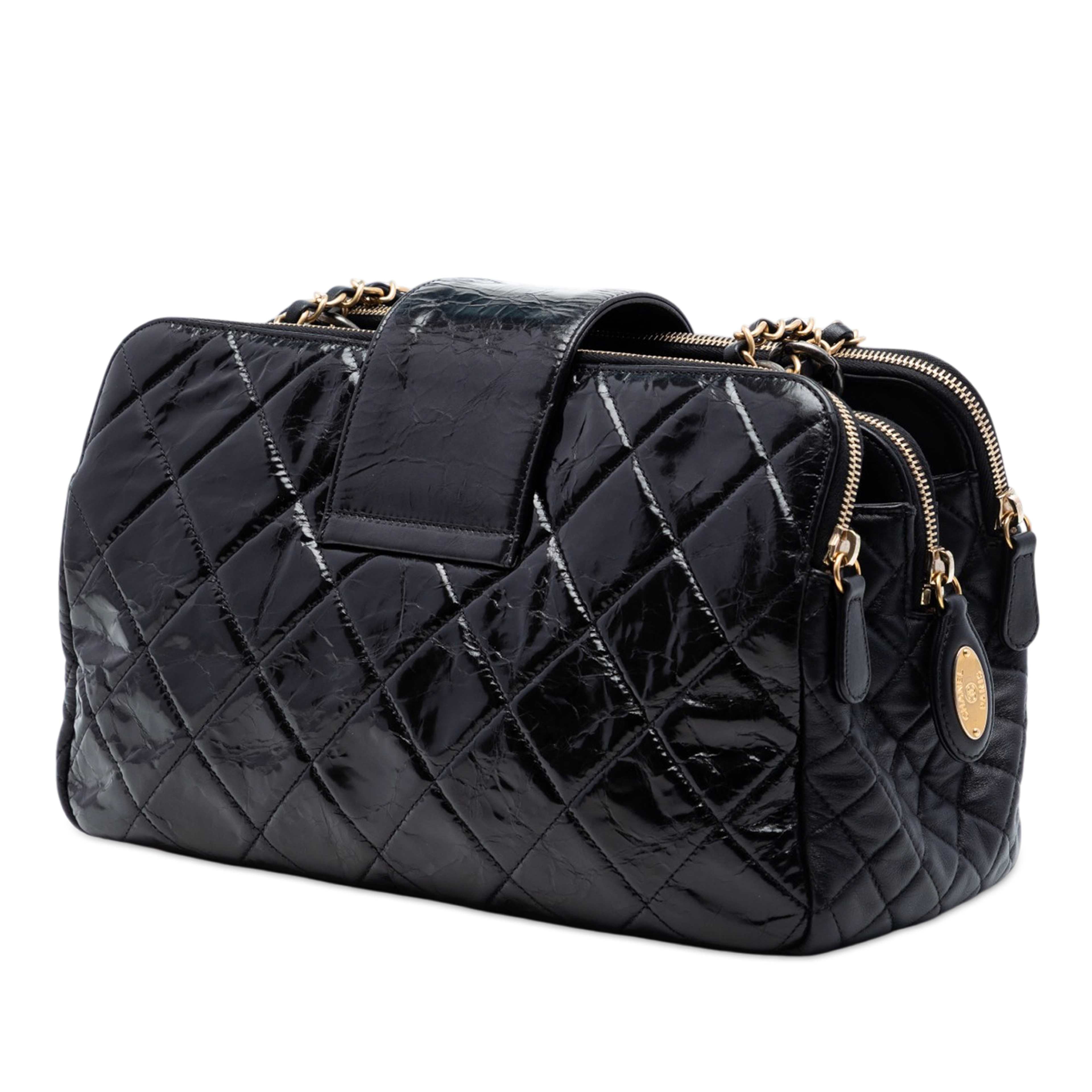 Chanel Quilted Glazed Calfskin Reissue Mademoiselle Accordion Tote, från Luxclusif, i färgen black. Klicka för att öppna bilden i stort format